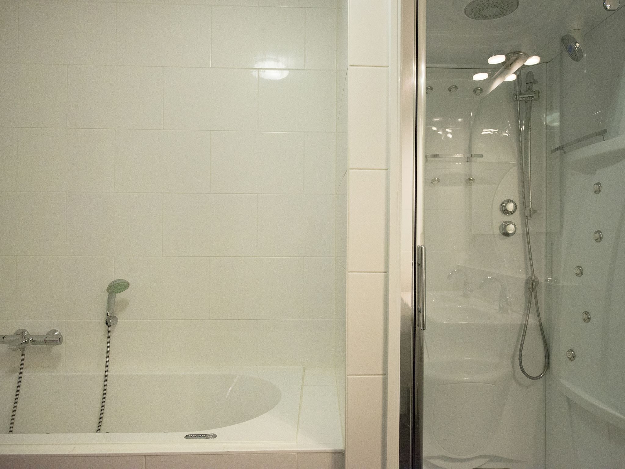 De badkamer van Scheveningen Harbour 60B in Den Haag