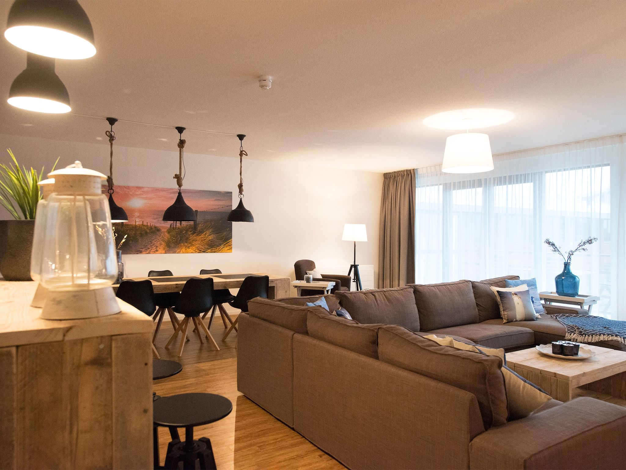 De woonkamer van Scheveningen Harbour 60B in Den Haag