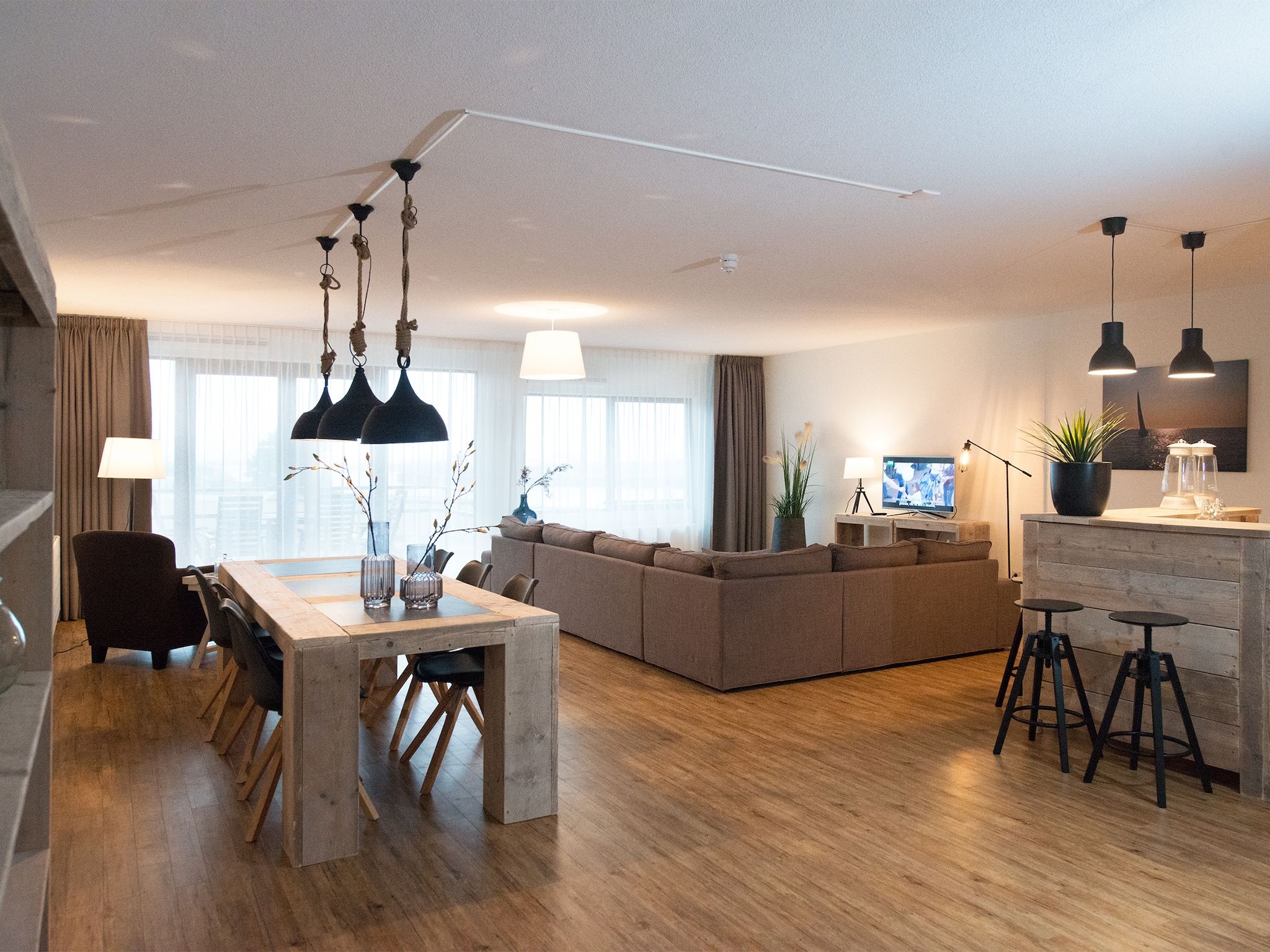 De woonkamer van Scheveningen Harbour 60B in Den Haag