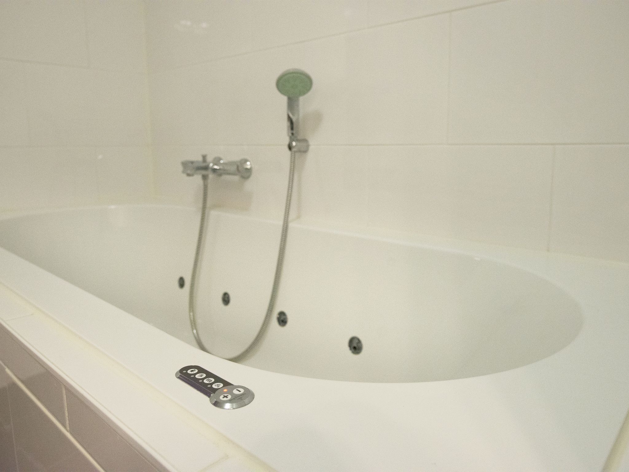 De badkamer van Scheveningen Harbour 60B in Den Haag