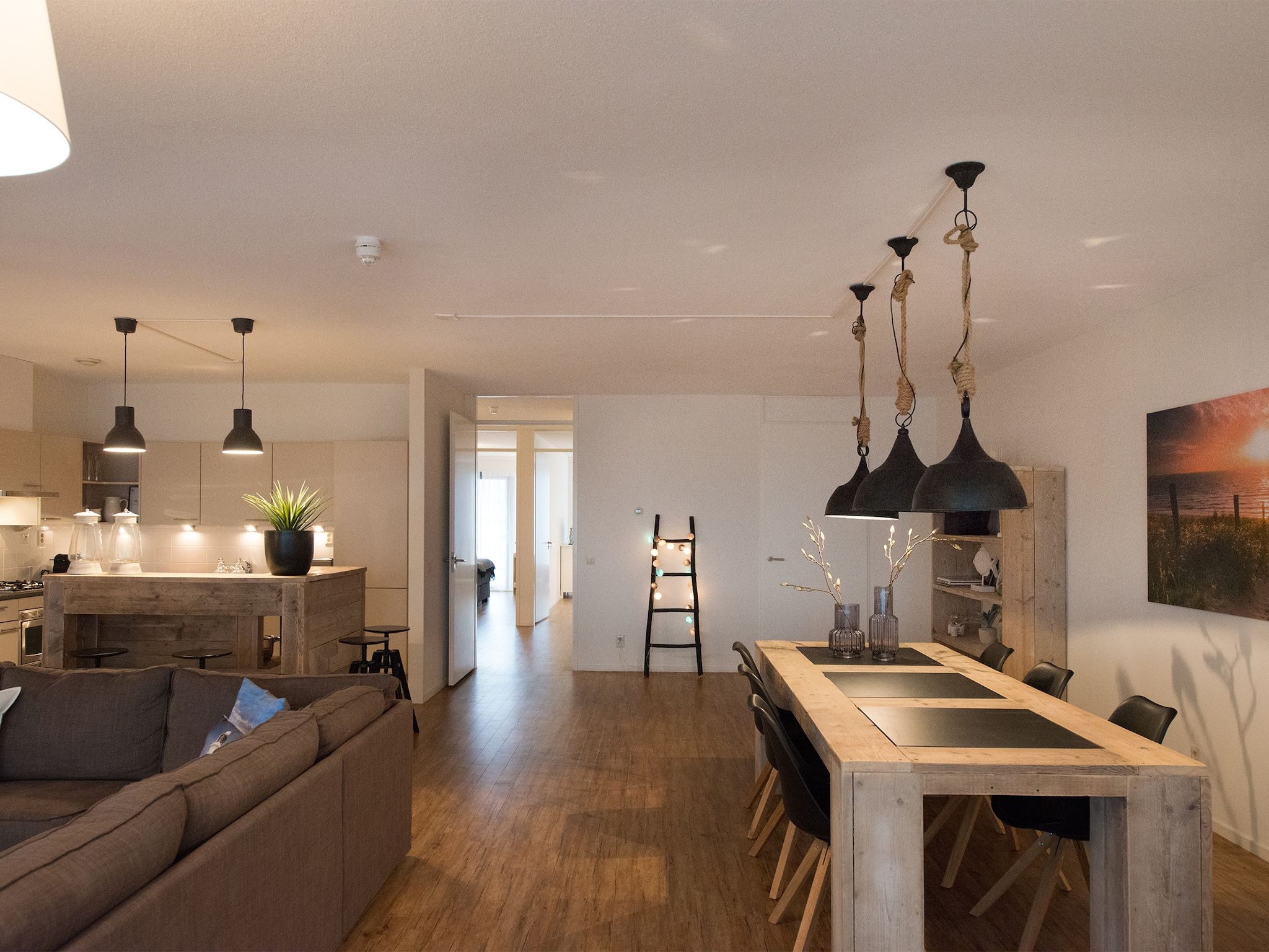 De woonkamer van Scheveningen Harbour 60B in Den Haag