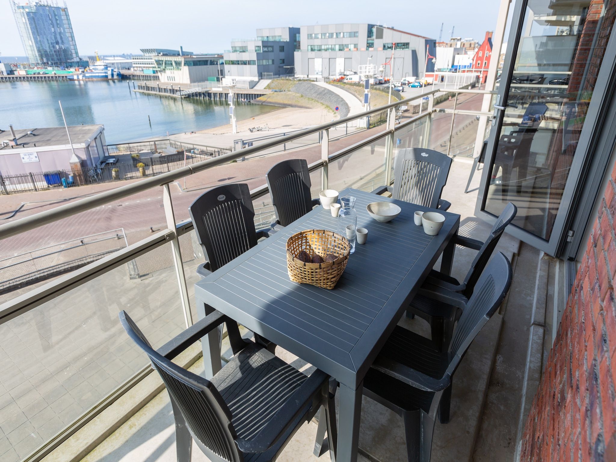 De buitenkant van Scheveningen Harbour 62 in Den Haag