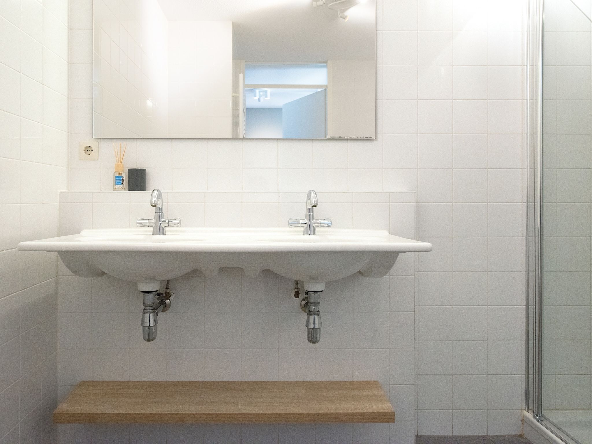 De badkamer van Scheveningen Harbour 62A in Den Haag