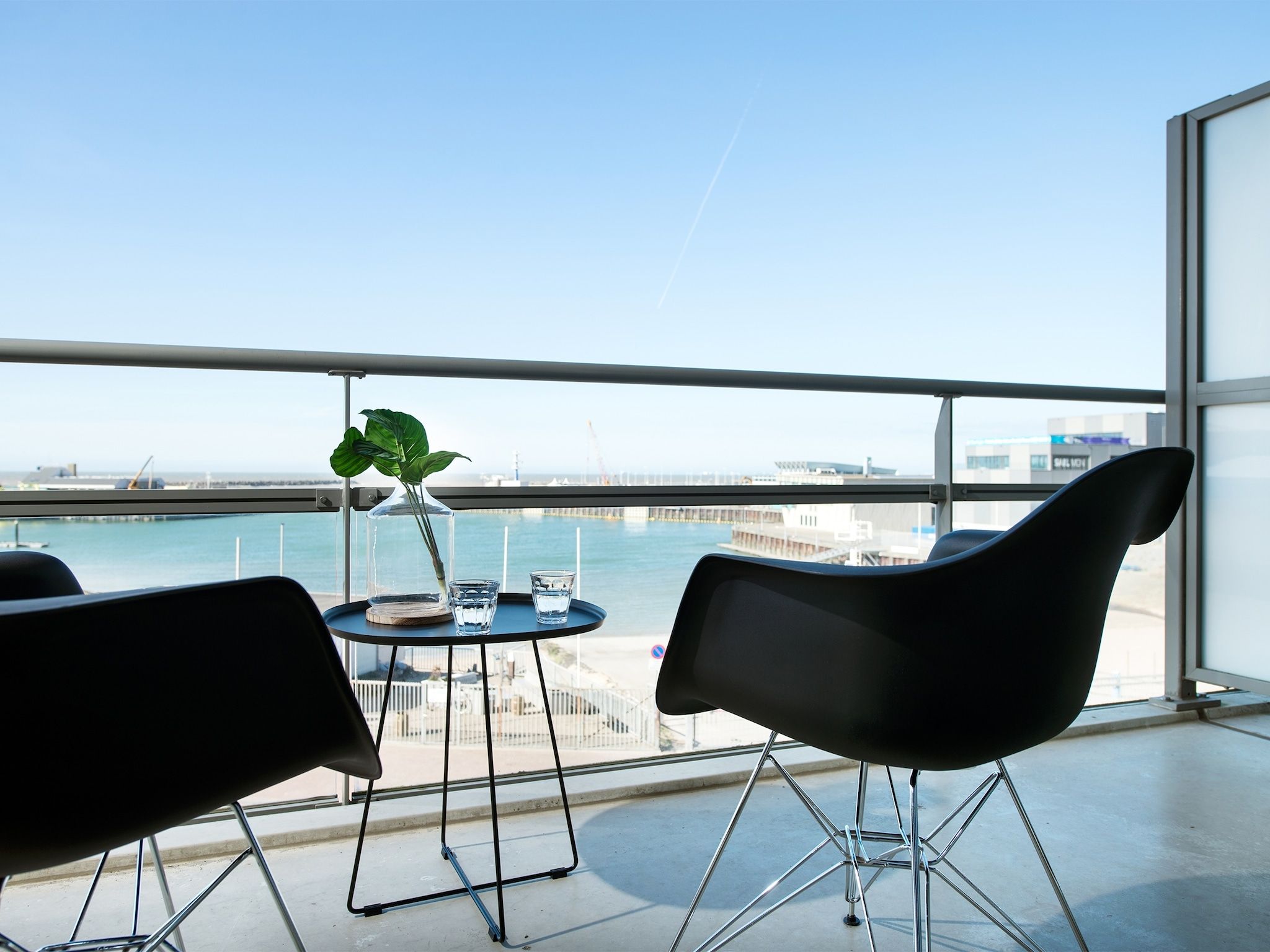 Het terras van Scheveningen Harbour 62A in Den Haag