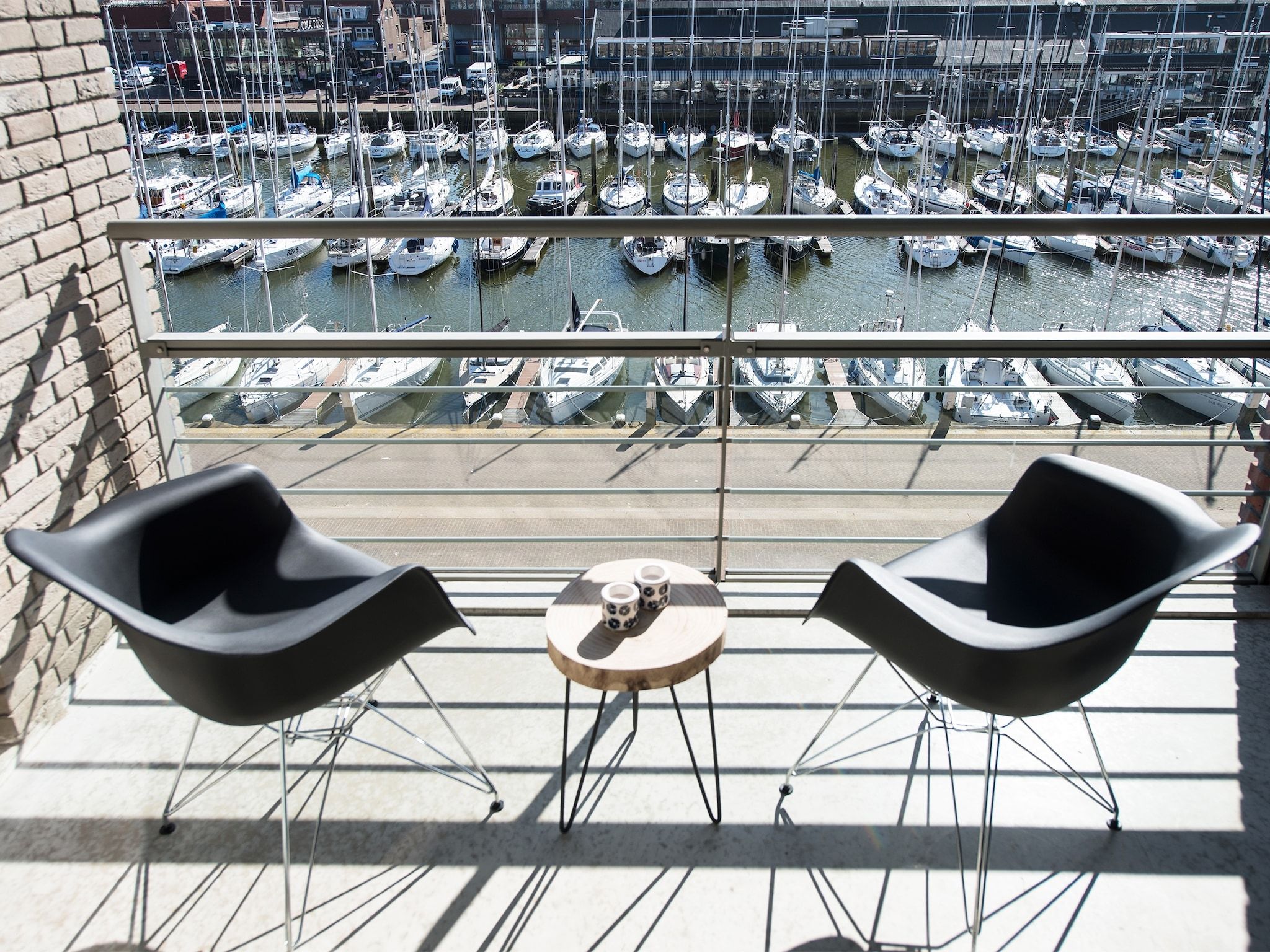 Het terras van Scheveningen Harbour 62A in Den Haag