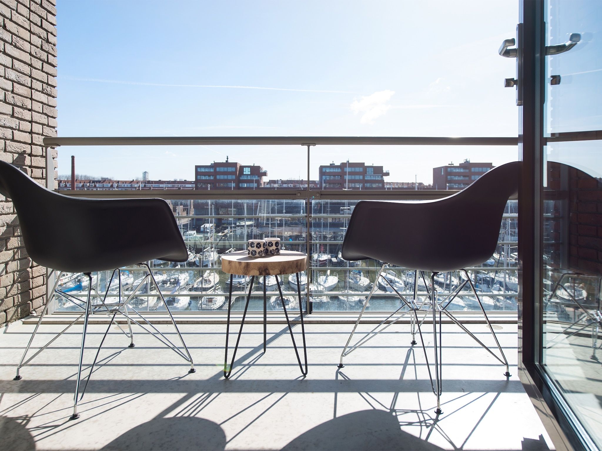 Het terras van Scheveningen Harbour 62A in Den Haag