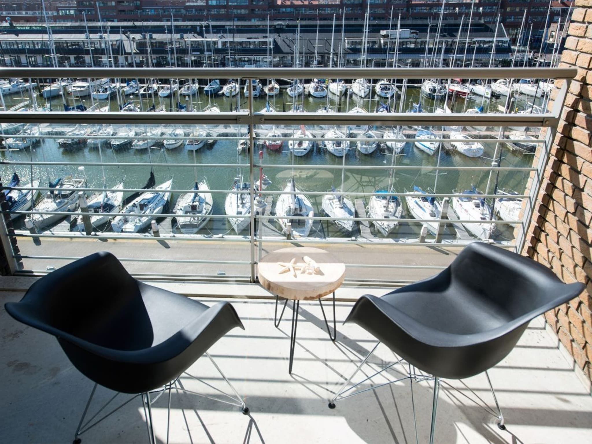 Het terras van Scheveningen Harbour 68B in Den Haag