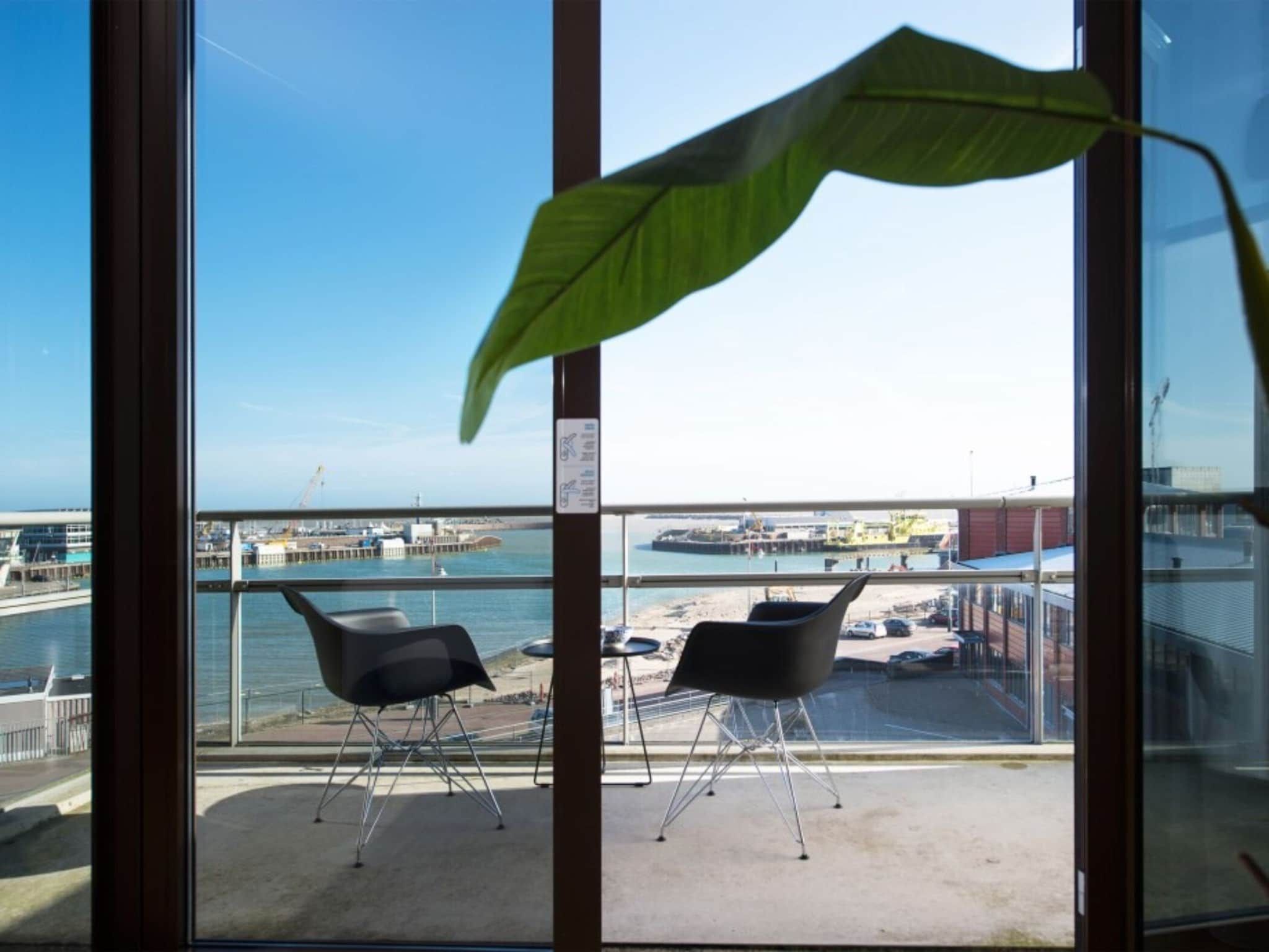 Het terras van Scheveningen Harbour 68B in Den Haag