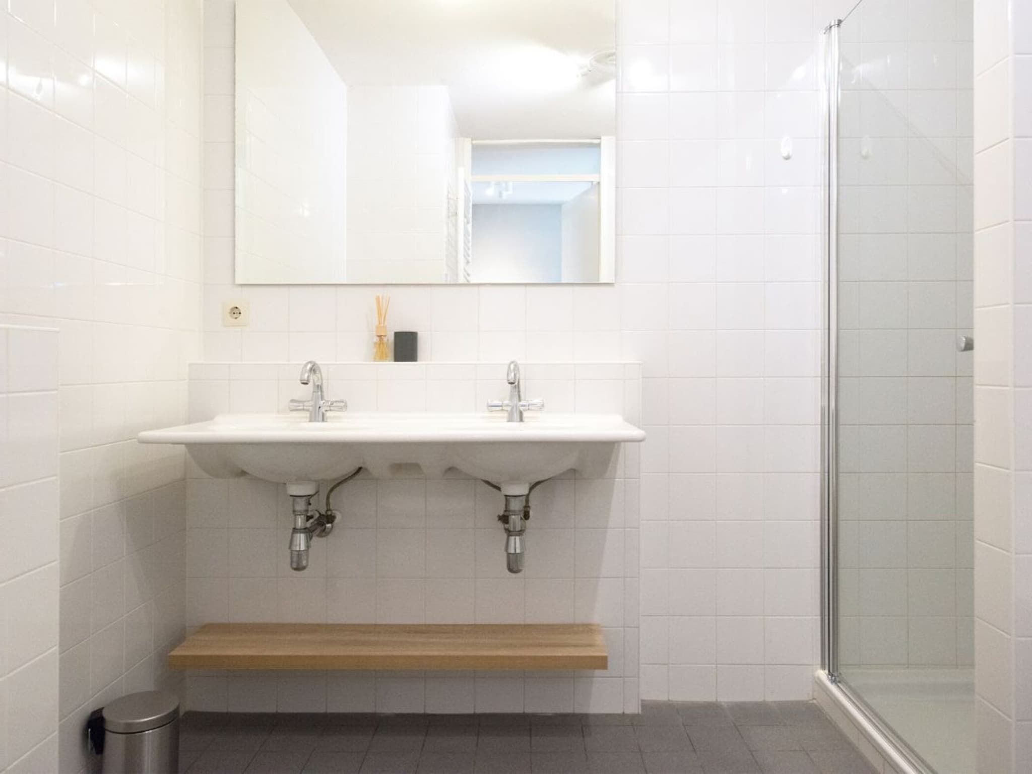 De badkamer van Scheveningen Harbour 68B in Den Haag