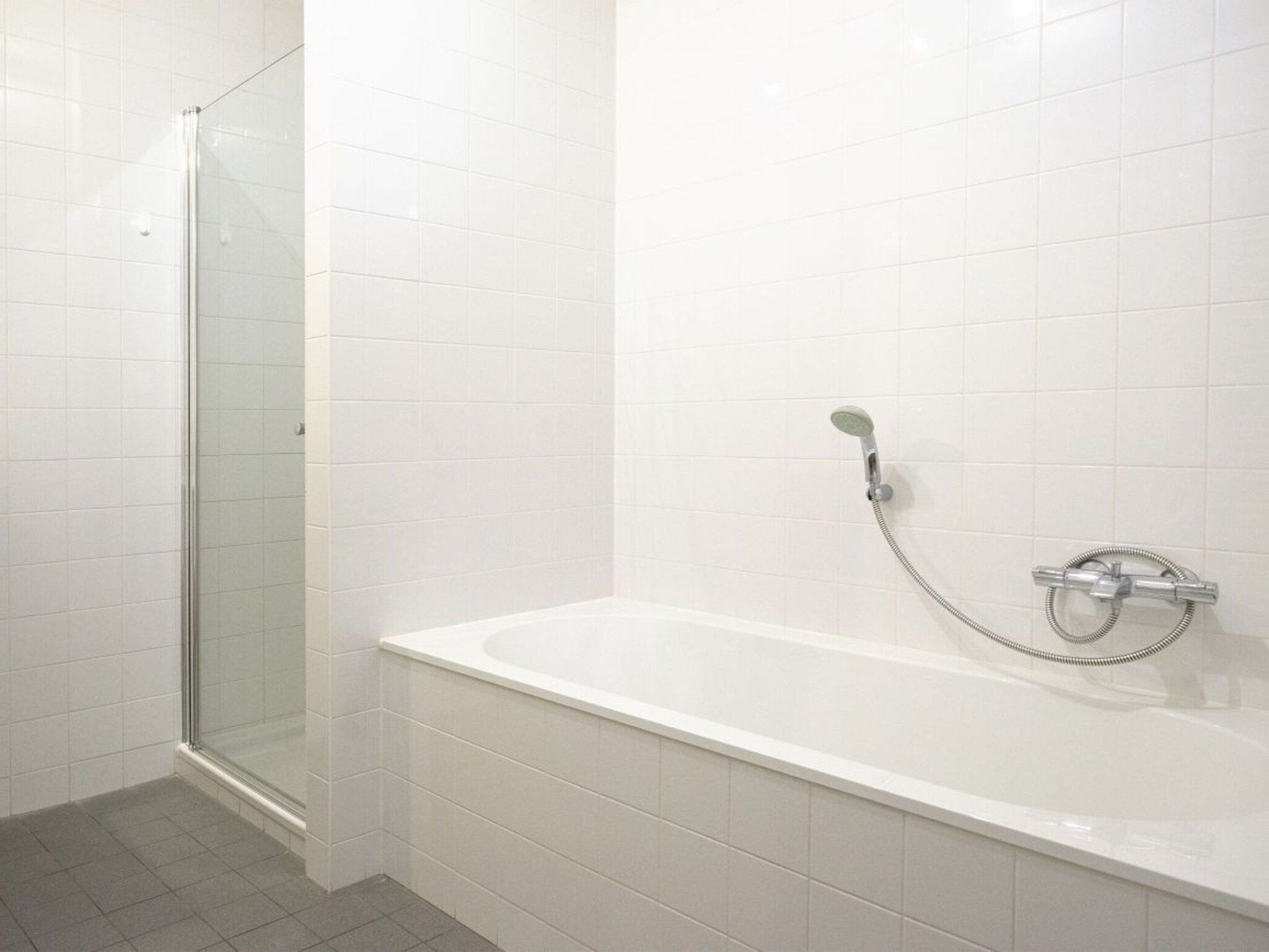 De badkamer van Scheveningen Harbour 68B in Den Haag