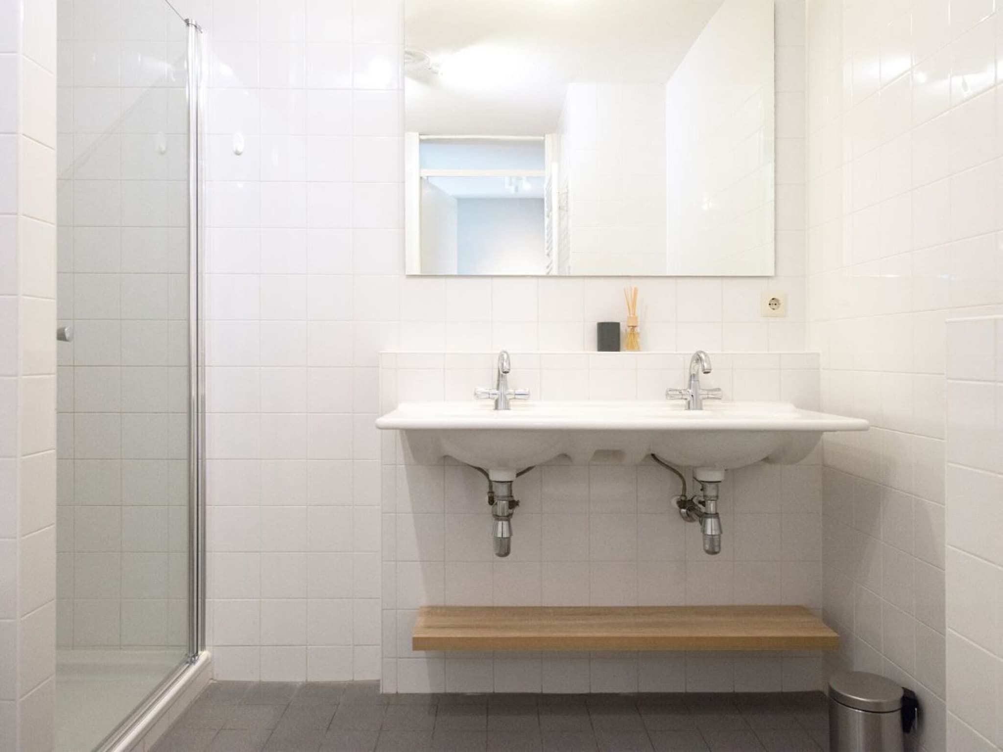 De badkamer van Scheveningen Harbour 68B in Den Haag