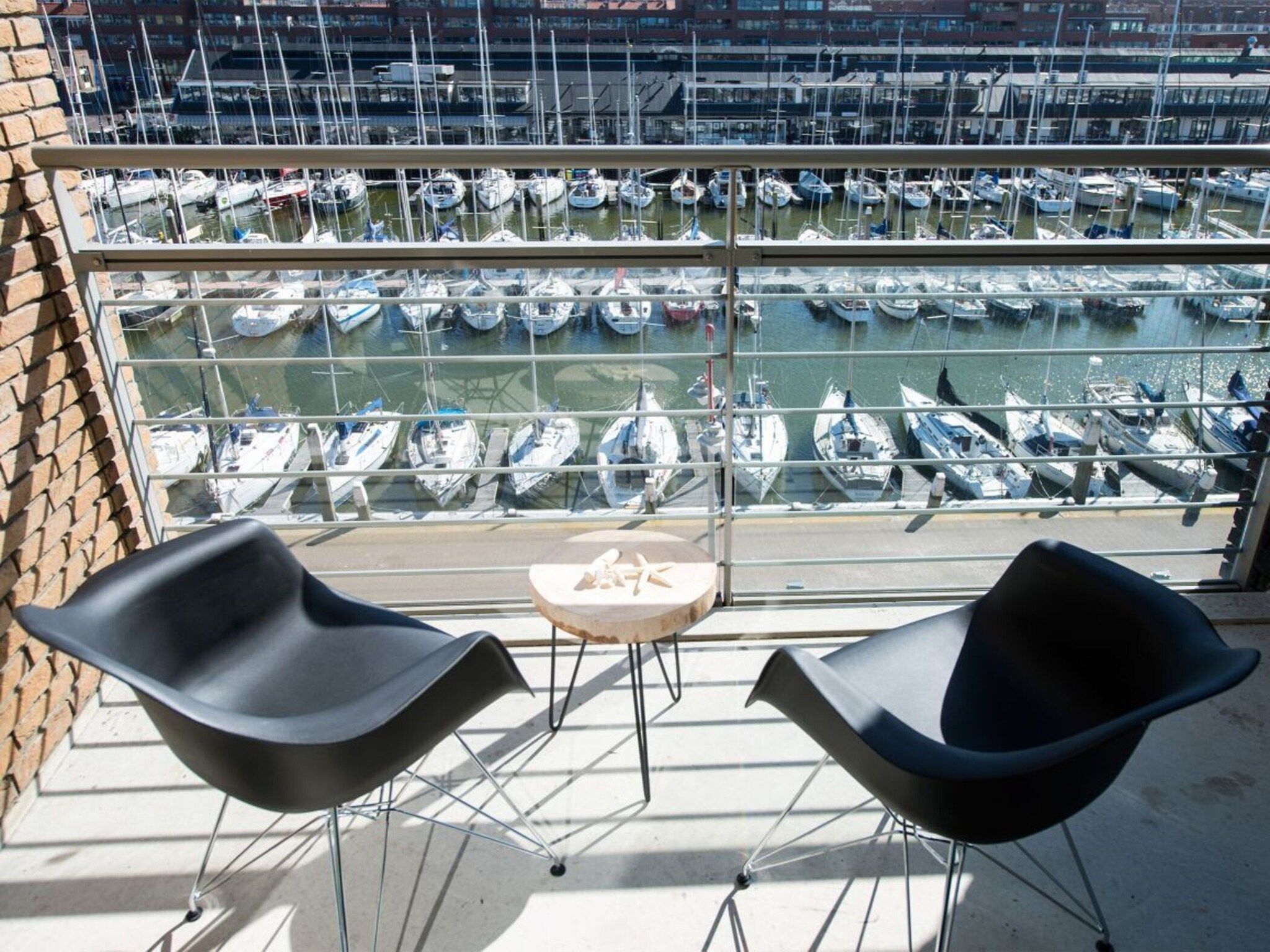 Het terras van Scheveningen Harbour 68B in Den Haag