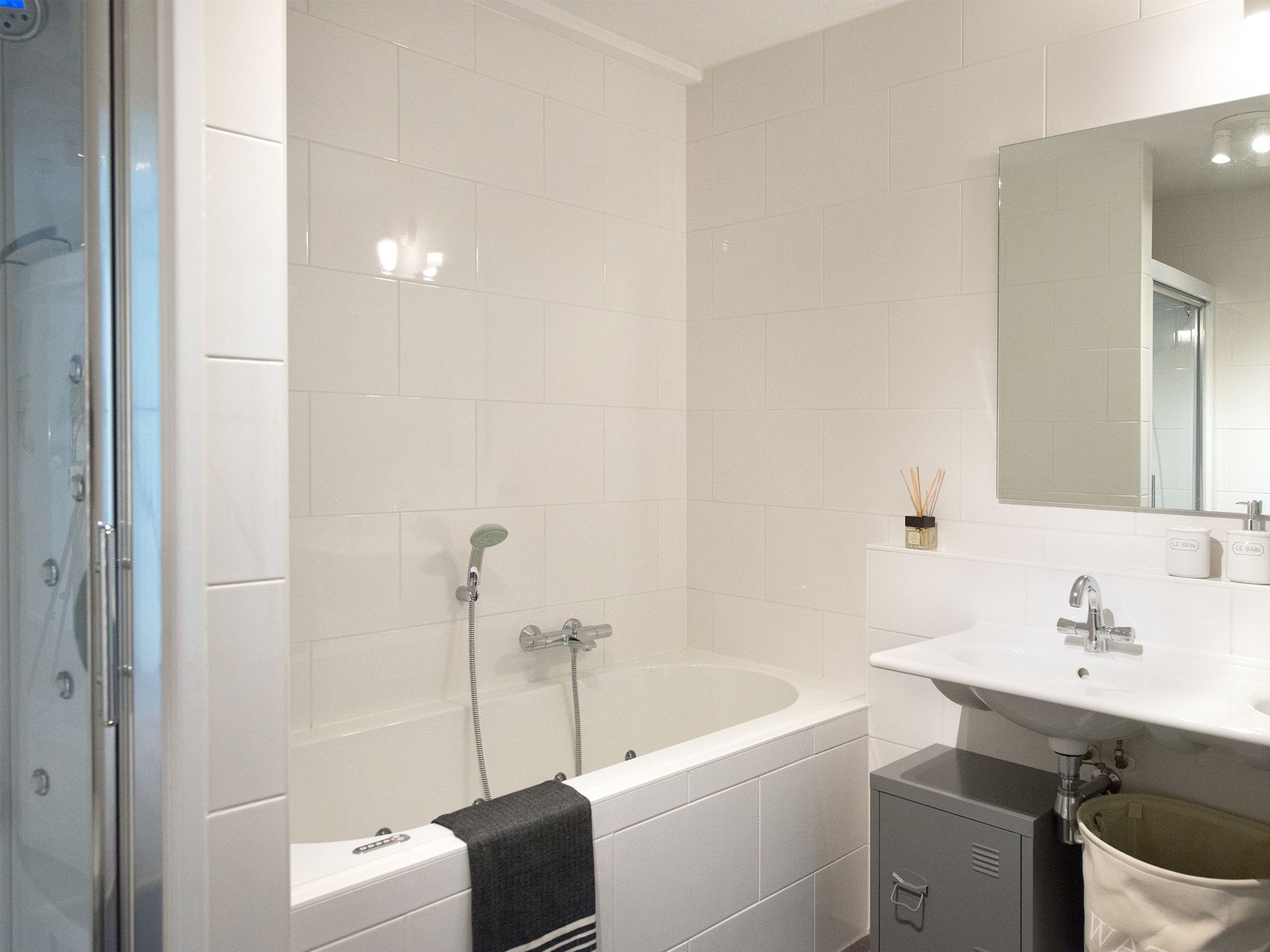 De badkamer van Scheveningen Harbour 70 in Den Haag