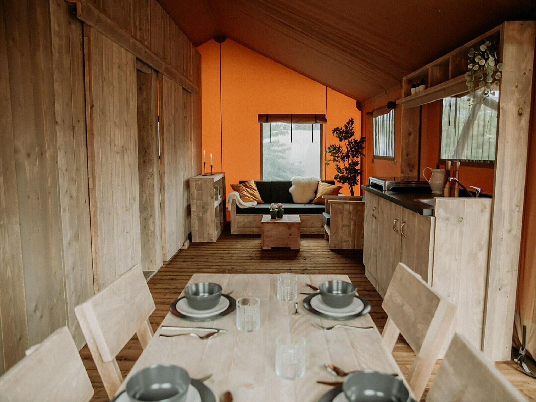 De eetkamer van Vakantiepark Mölke 33 in Zuna