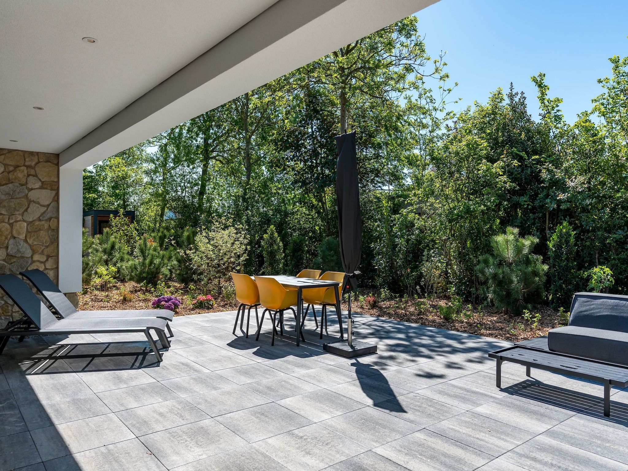 Het terras van De Grauwe Kiekendief Wellness in Den Burg