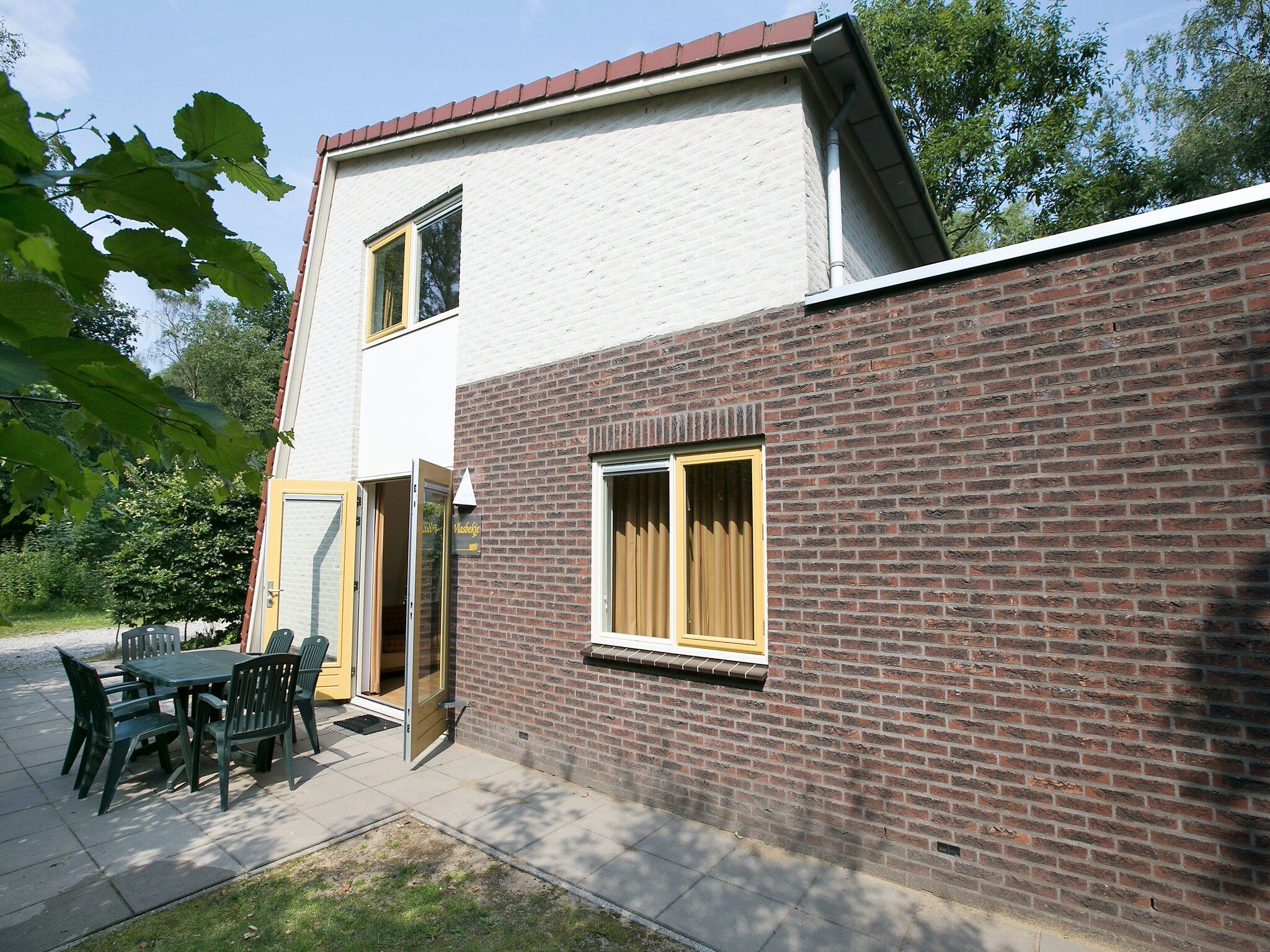 Het terras van Bungalowpark Hoenderloo 6 in Hoenderloo