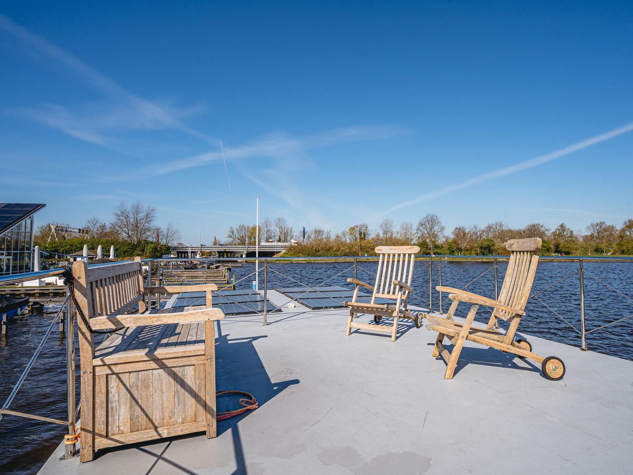 Het terras van Waterpark de Meerparel 10 in Uitgeest