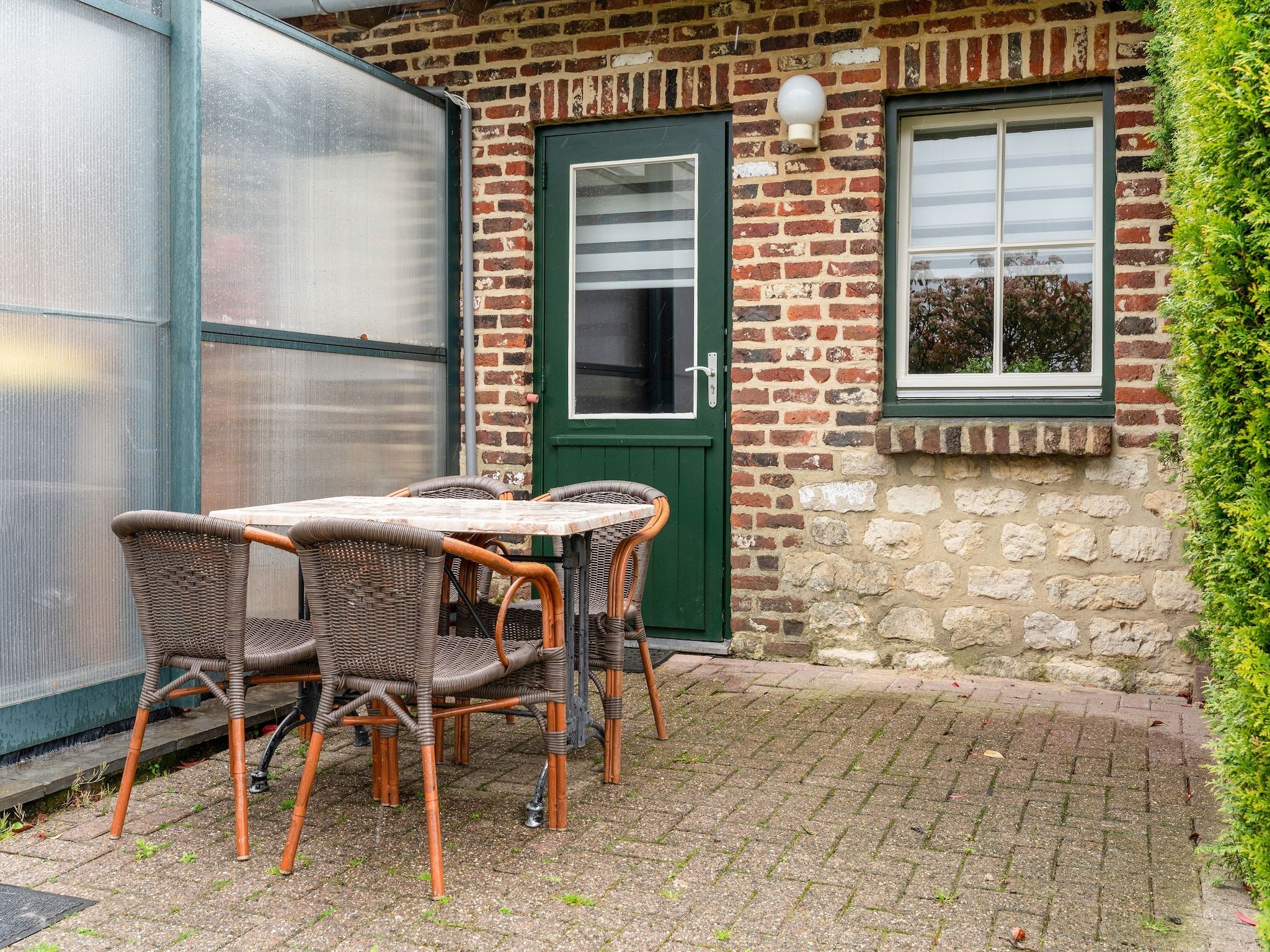 Het terras van Valleyview Cottages - NR12 in Voerendaal