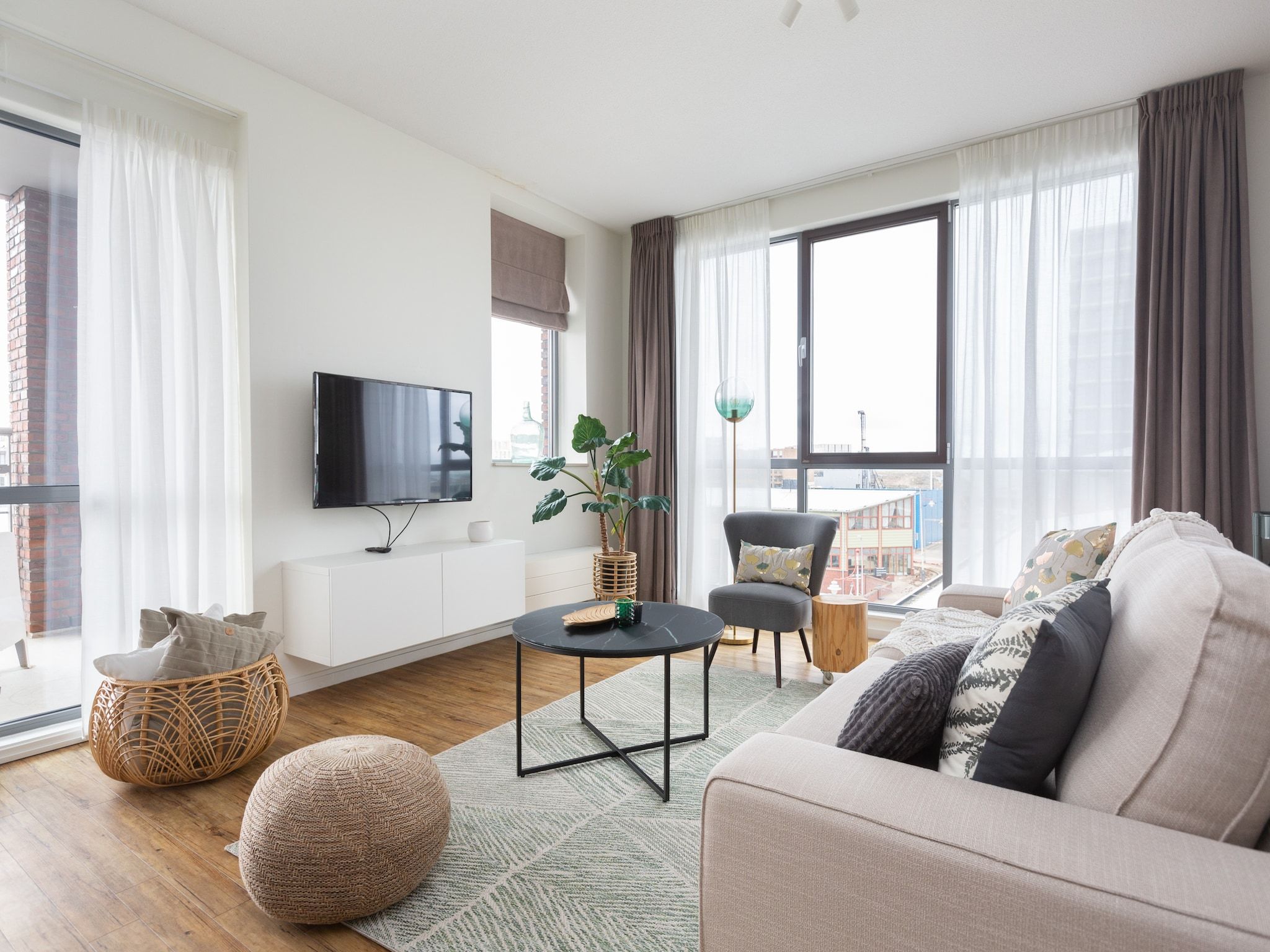 De woonkamer van Scheveningen Harbour 80C in Den Haag
