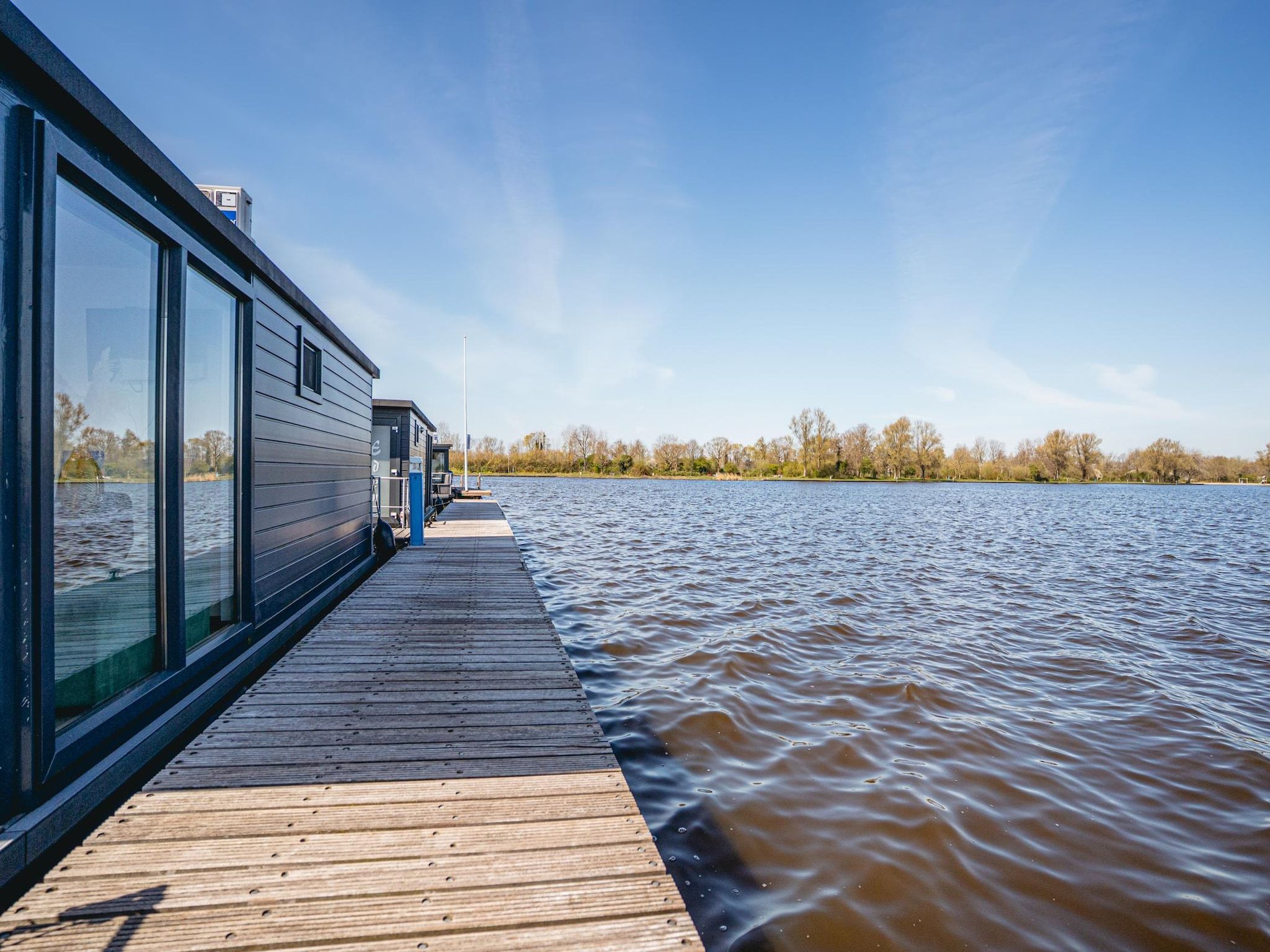 Het terras van Waterpark de Meerparel 11 in Uitgeest