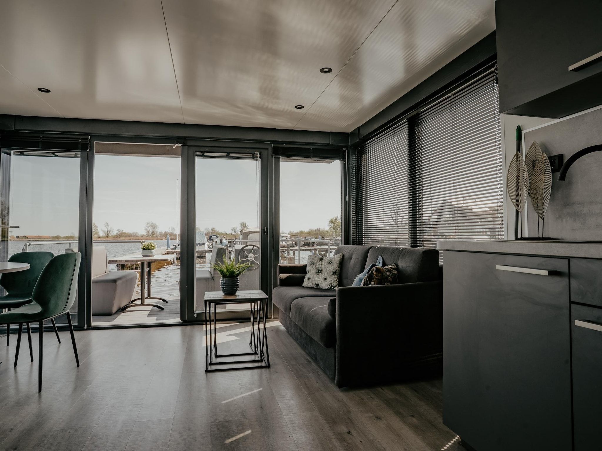 De woonkamer van Waterpark de Meerparel 11 in Uitgeest