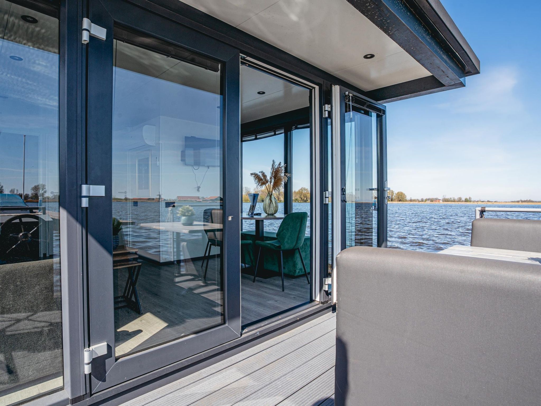 Het terras van Waterpark de Meerparel 11 in Uitgeest