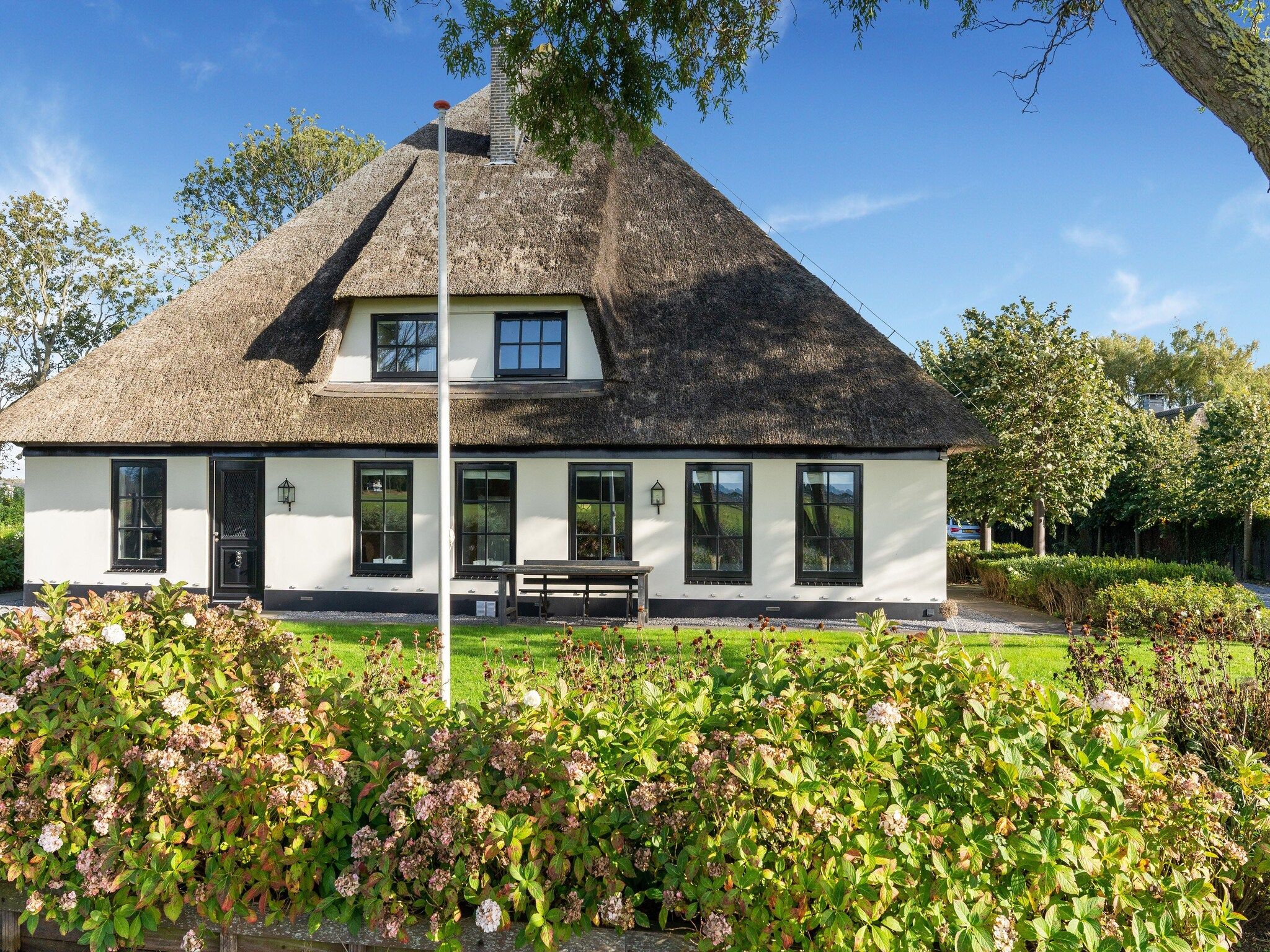 De buitenkant van De Pauwenhof in Heiloo