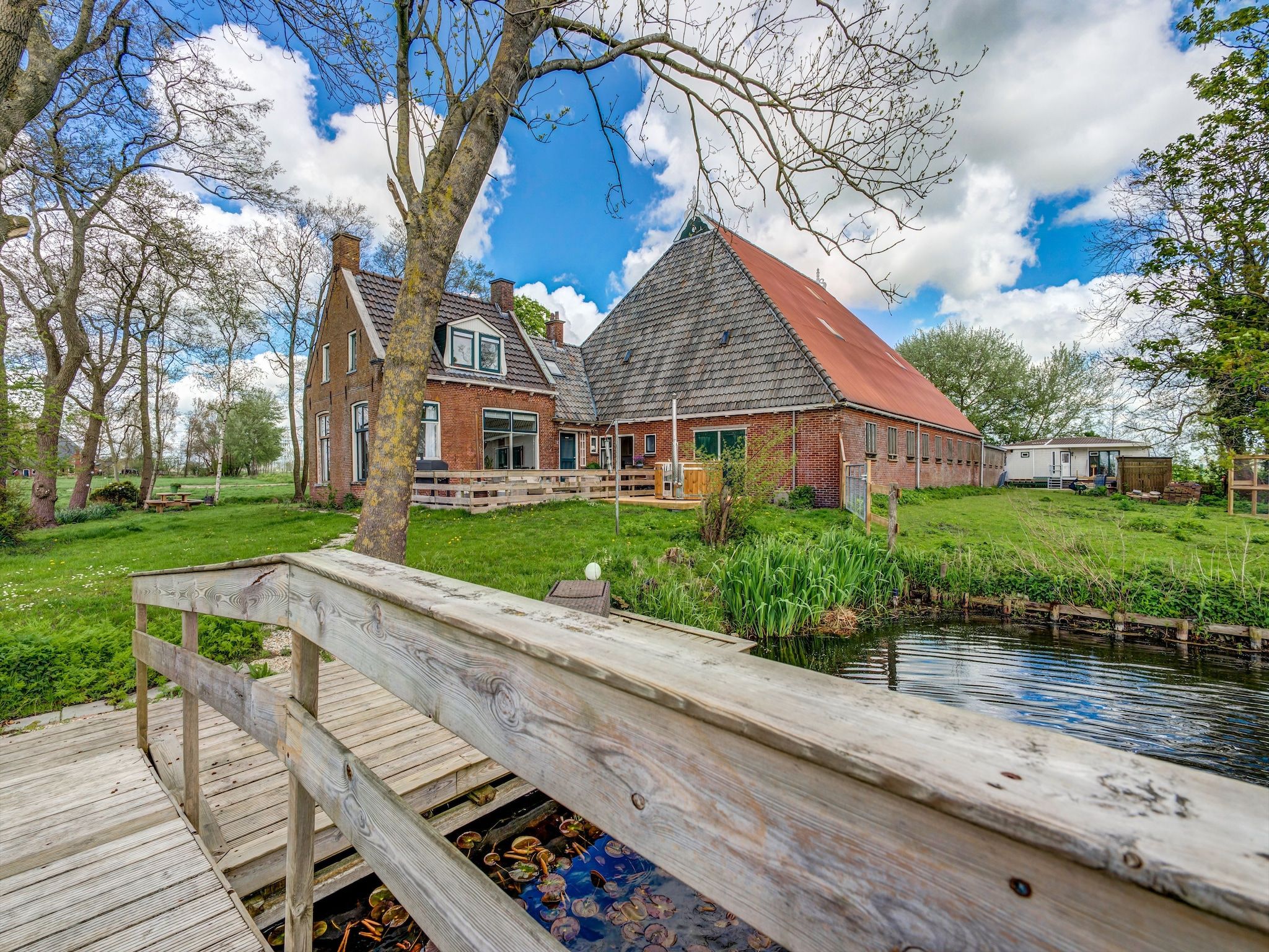De tuin van Gezellige Boerderij met chalet in Friesland in Suwald