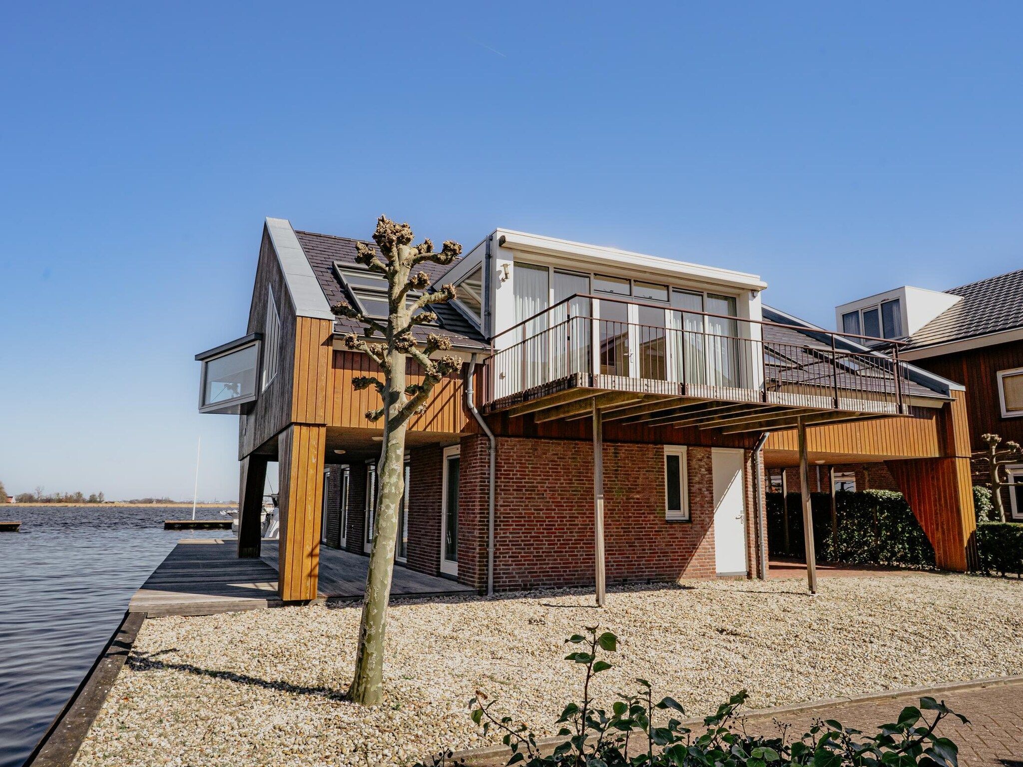 De buitenkant van Waterpark de Meerparel 12 in Uitgeest