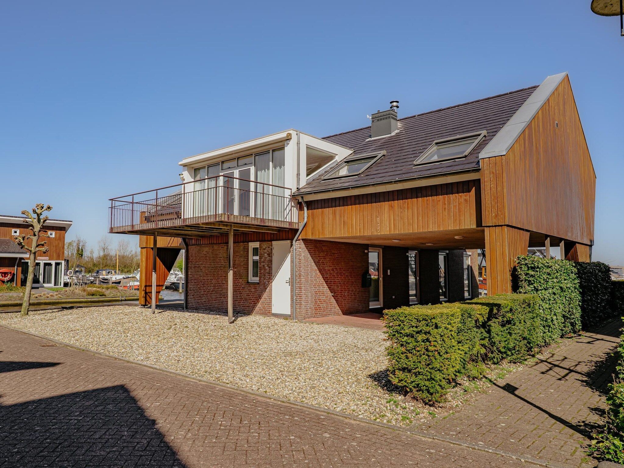 De buitenkant van Waterpark de Meerparel 12 in Uitgeest