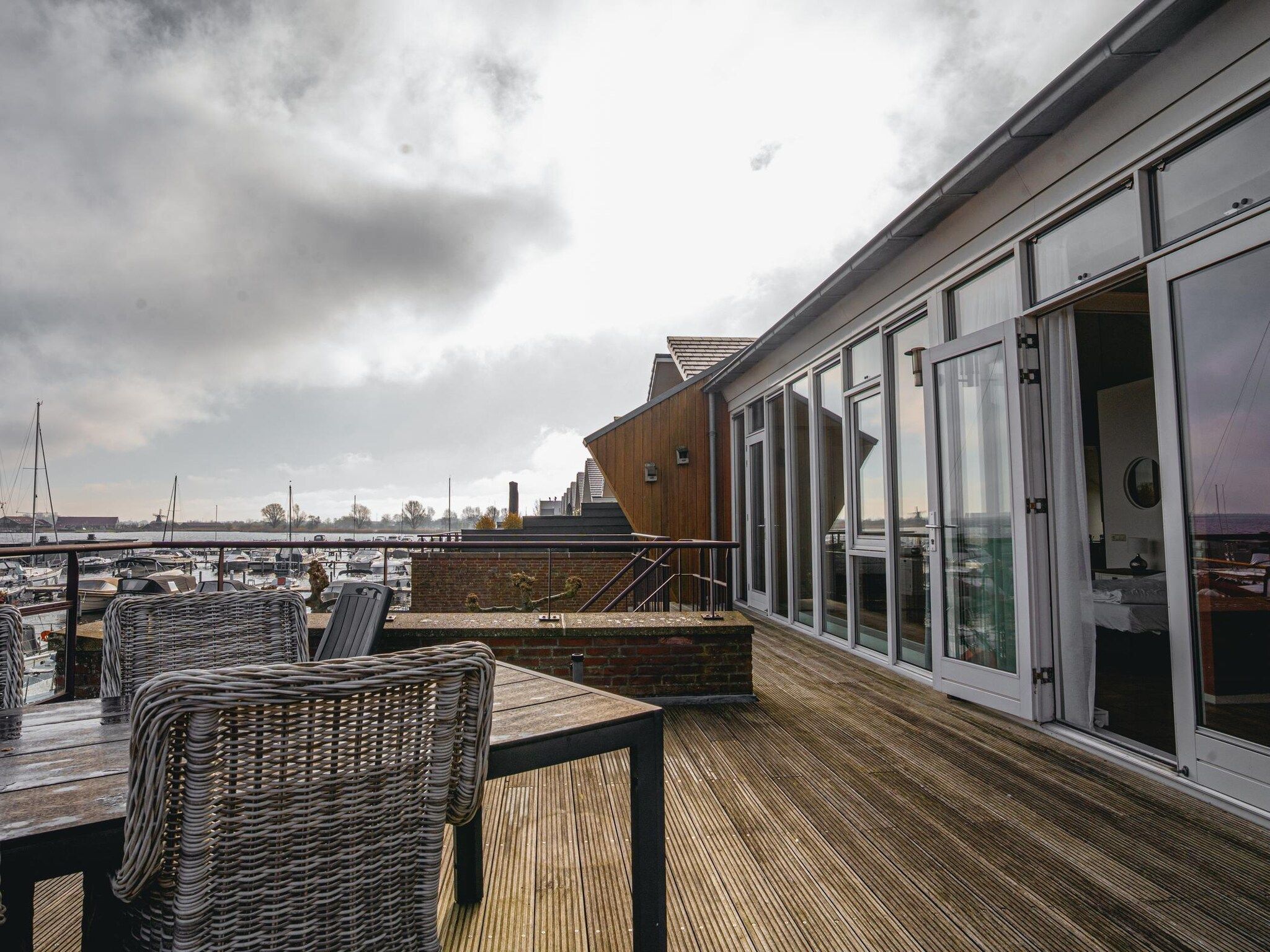 Het terras van Waterpark de Meerparel 12 in Uitgeest