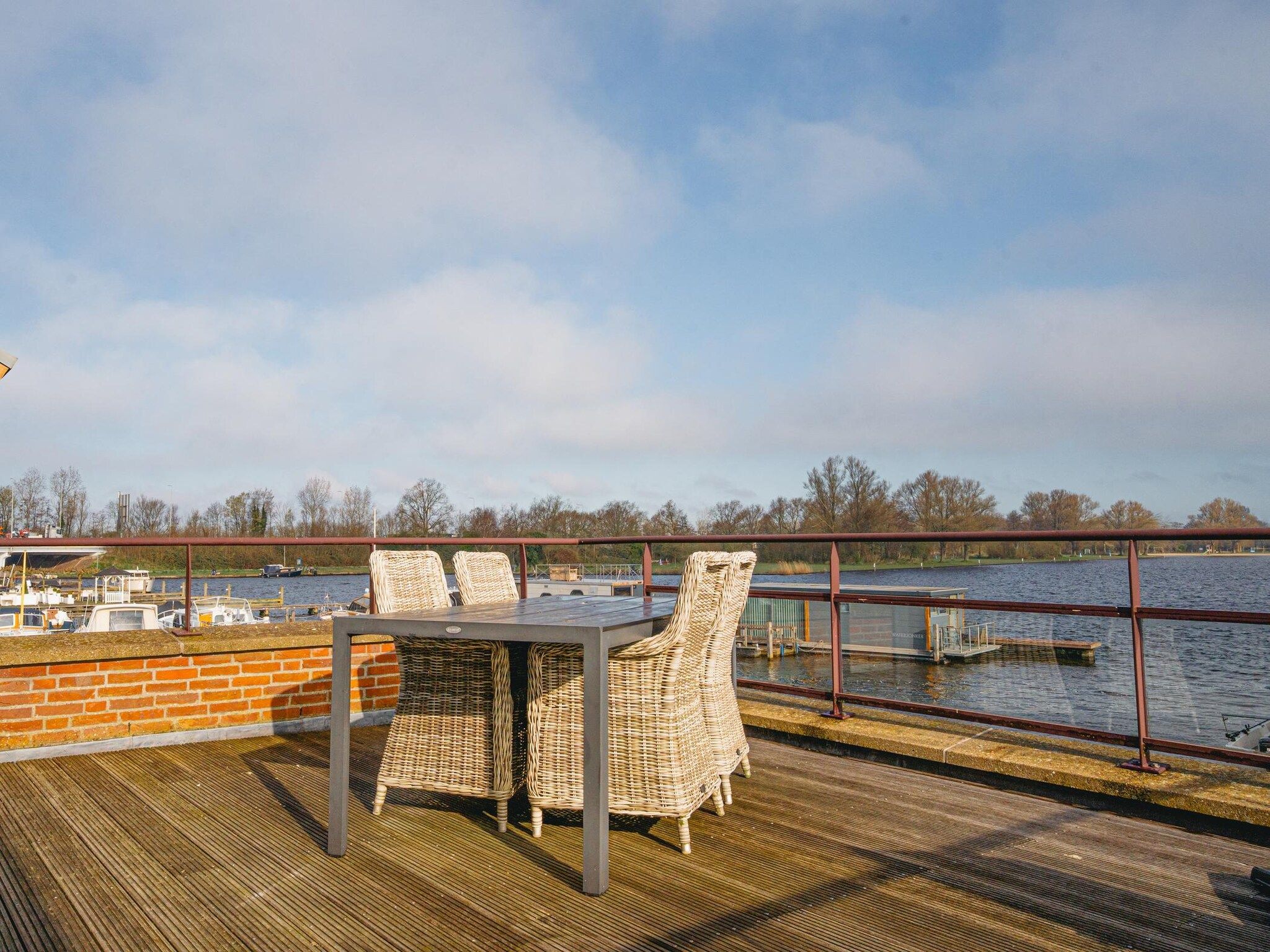 Het terras van Waterpark de Meerparel 12 in Uitgeest