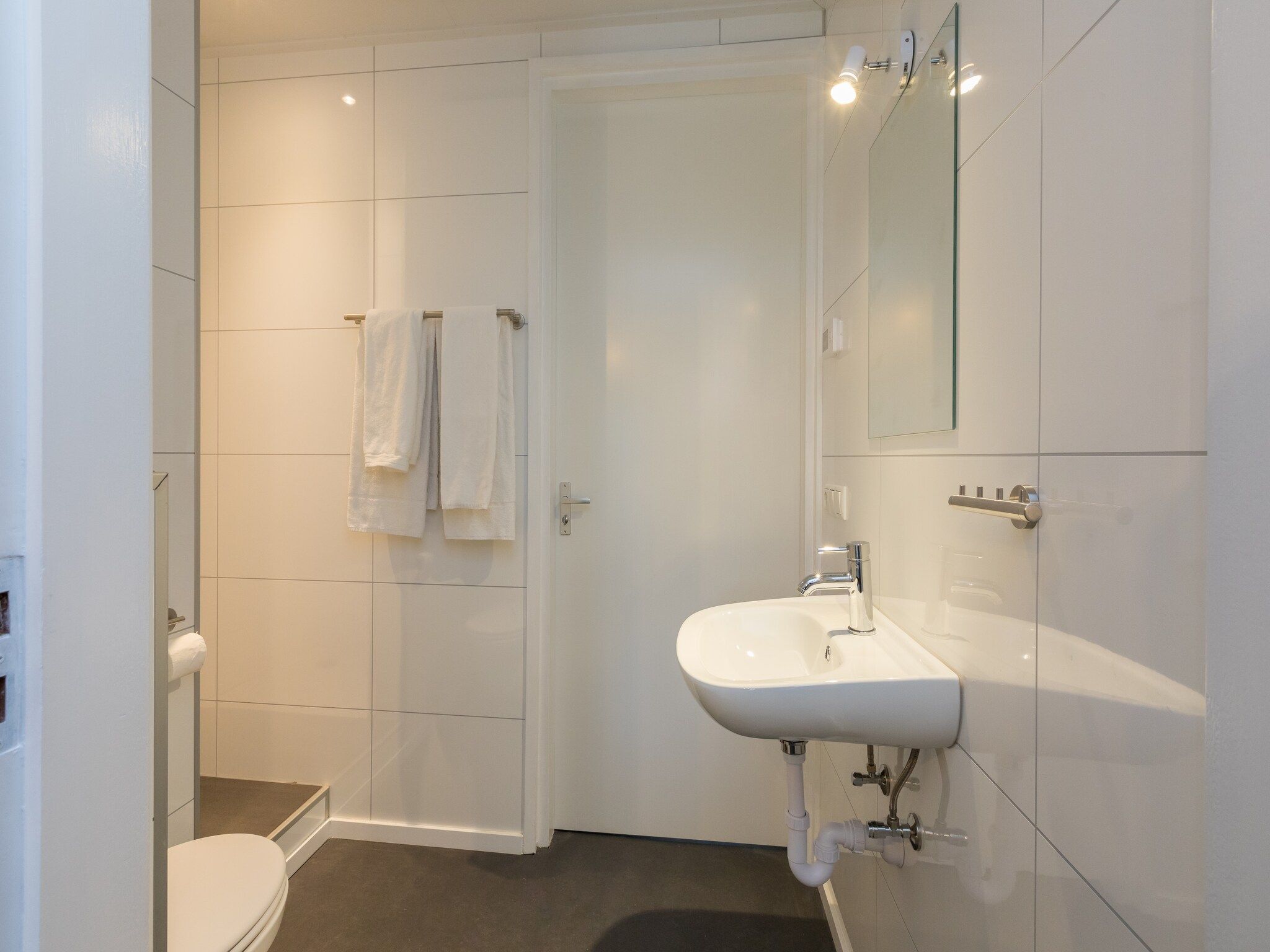 De badkamer van Vroondijk 2-Zeebloesempje in Vrouwenpolder