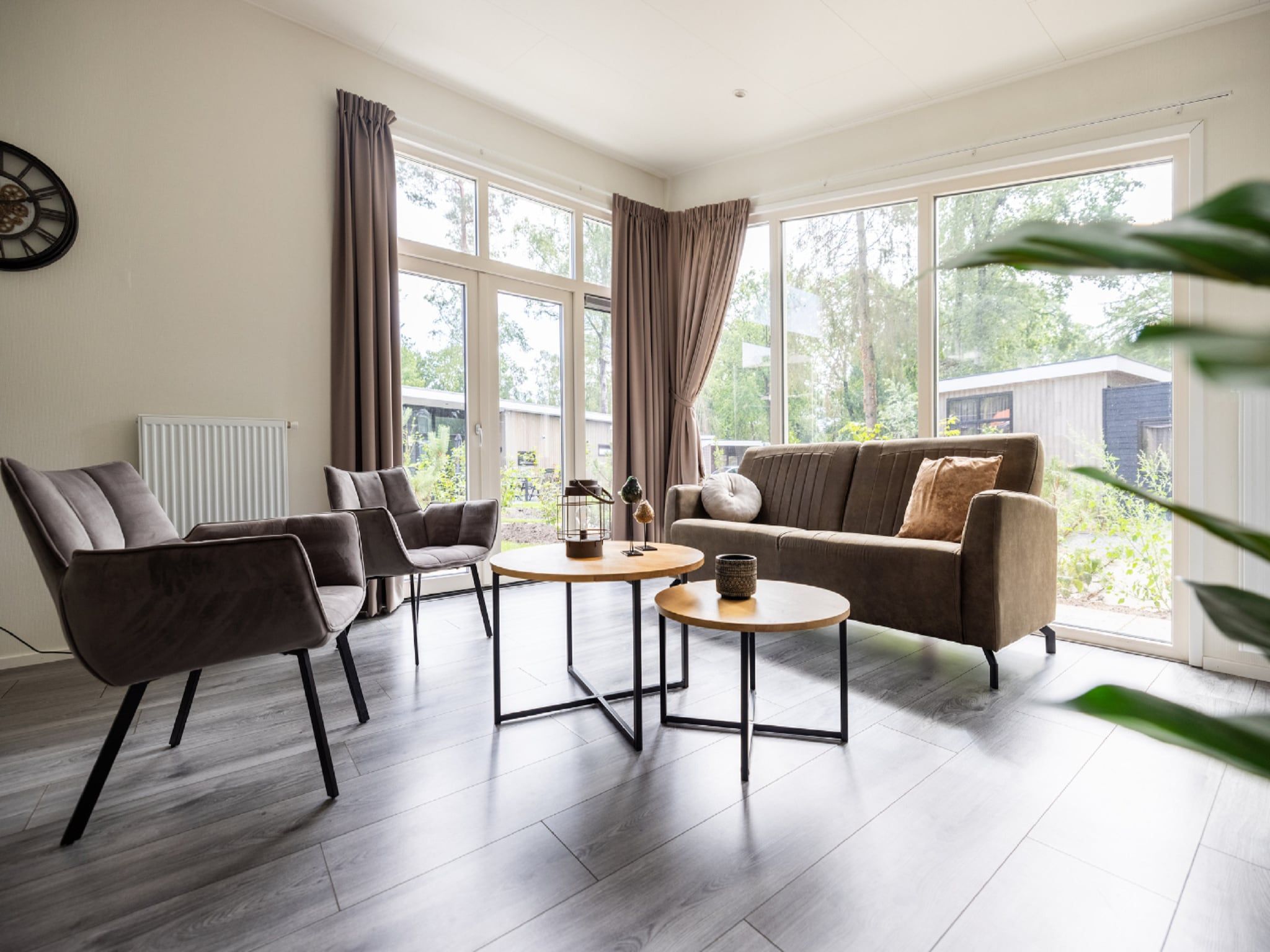 De woonkamer van Vakantiepark De Rimboe & De Woeste Hoogte 13 in Hoenderloo