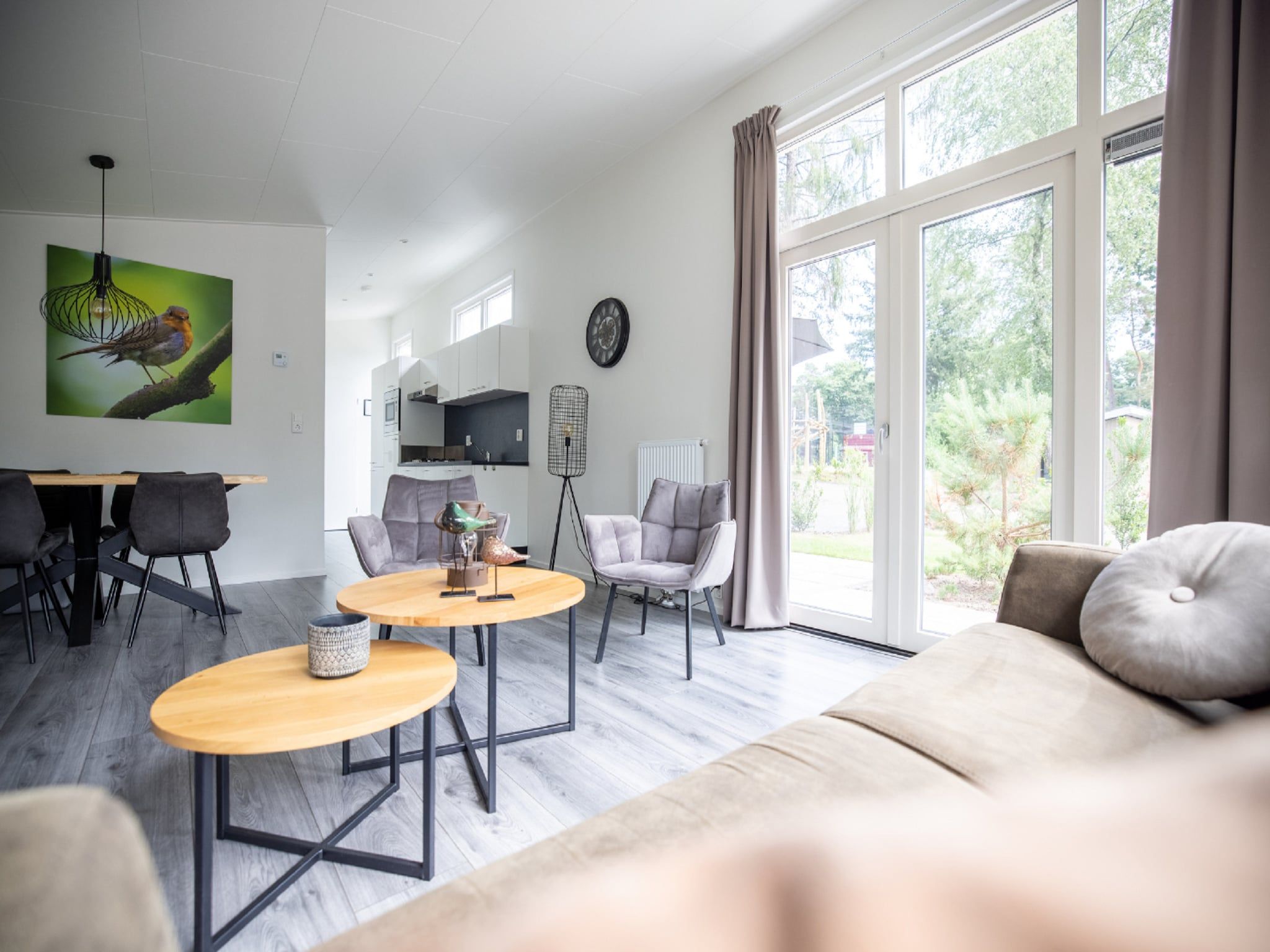 De woonkamer van Vakantiepark De Rimboe & De Woeste Hoogte 13 in Hoenderloo