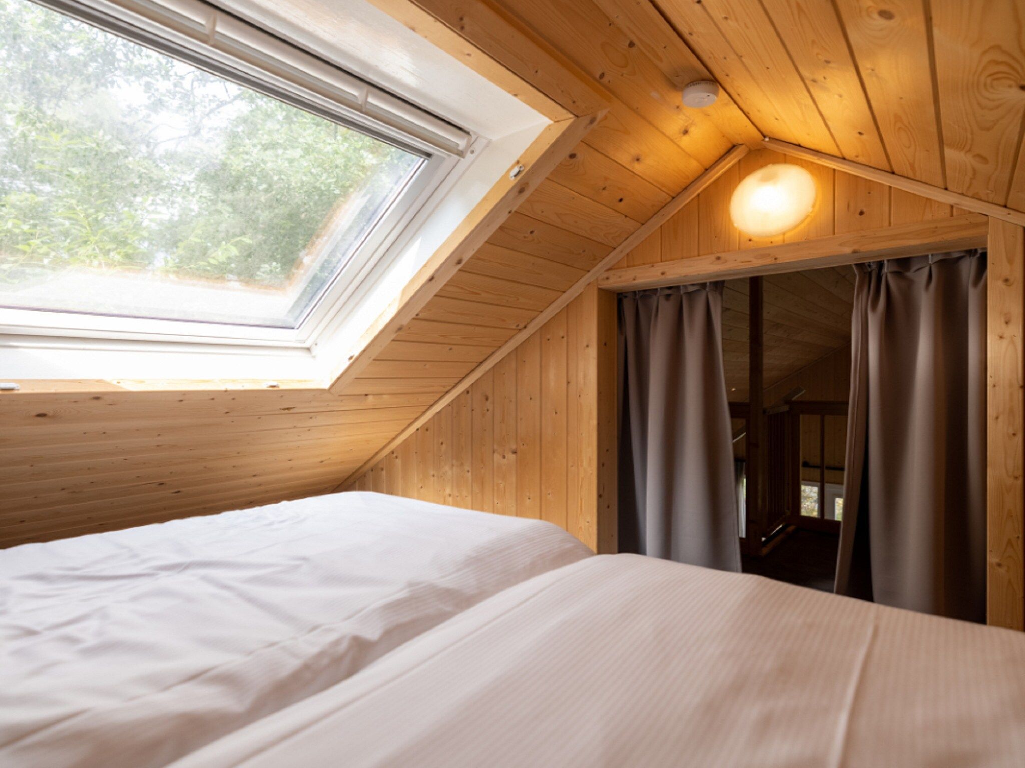 Een slaapkamer van Vakantiepark De Rimboe & De Woeste Hoogte 18 in Hoenderloo