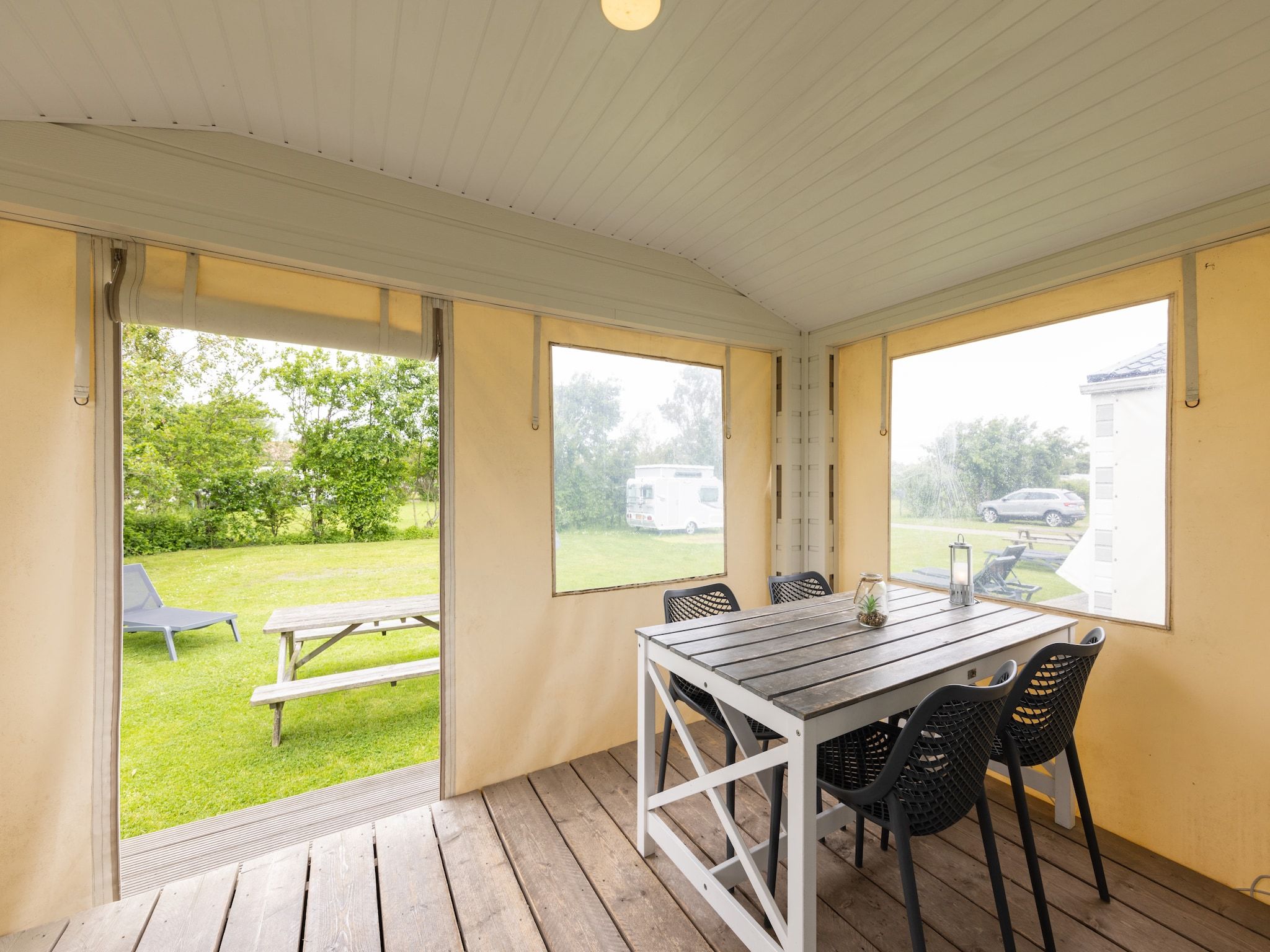 Het terras van Vakantiepark Callassande 4 in Callantsoog