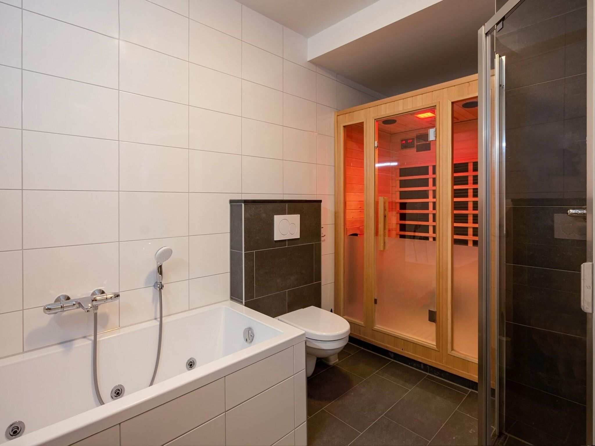 De badkamer van Bungalowpark Schin op Geul 14 in Walem