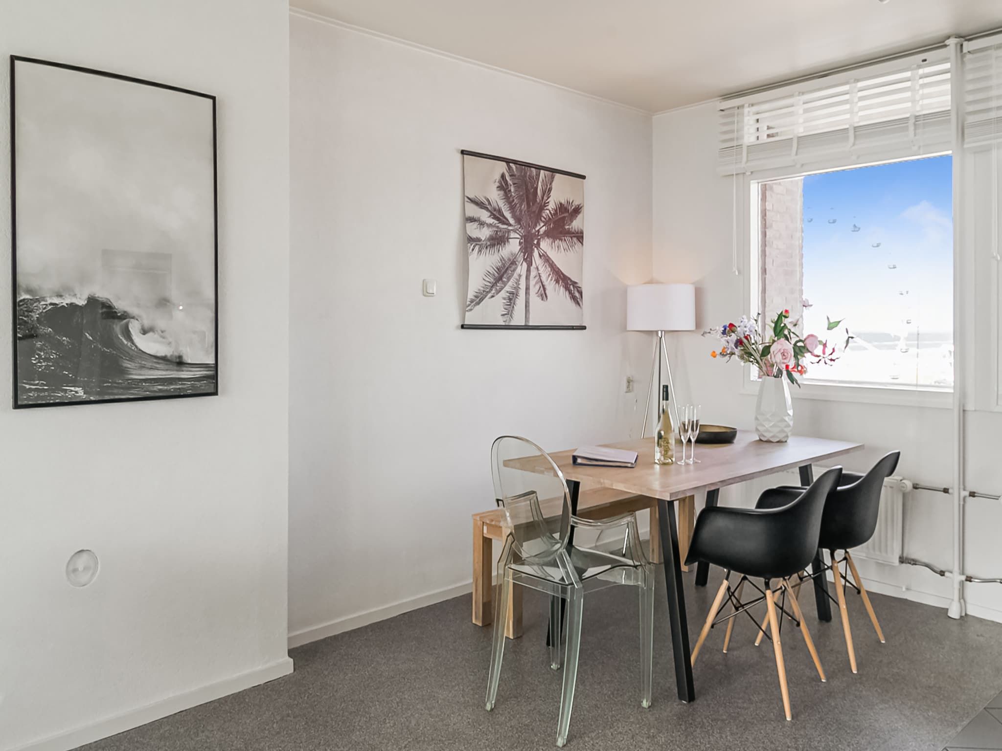 De eetkamer van Vitamine Zee in Egmond aan Zee