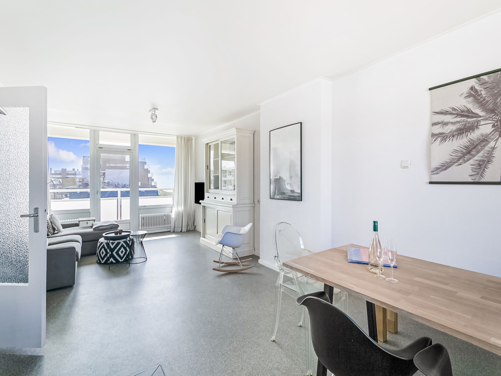De woonkamer van Vitamine Zee in Egmond aan Zee