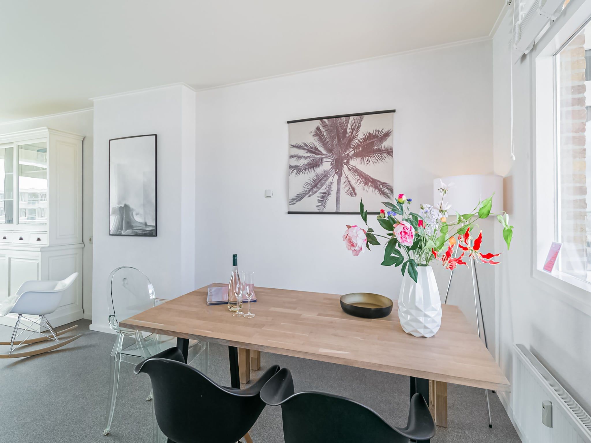 De eetkamer van Vitamine Zee in Egmond aan Zee