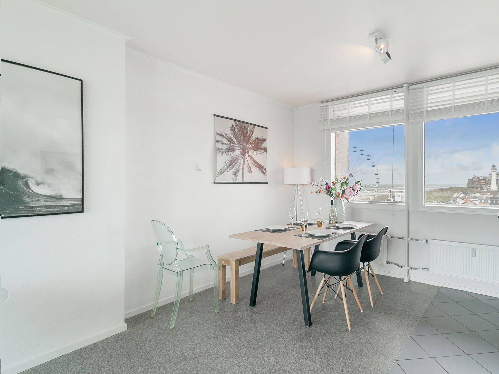 De eetkamer van Vitamine Zee in Egmond aan Zee