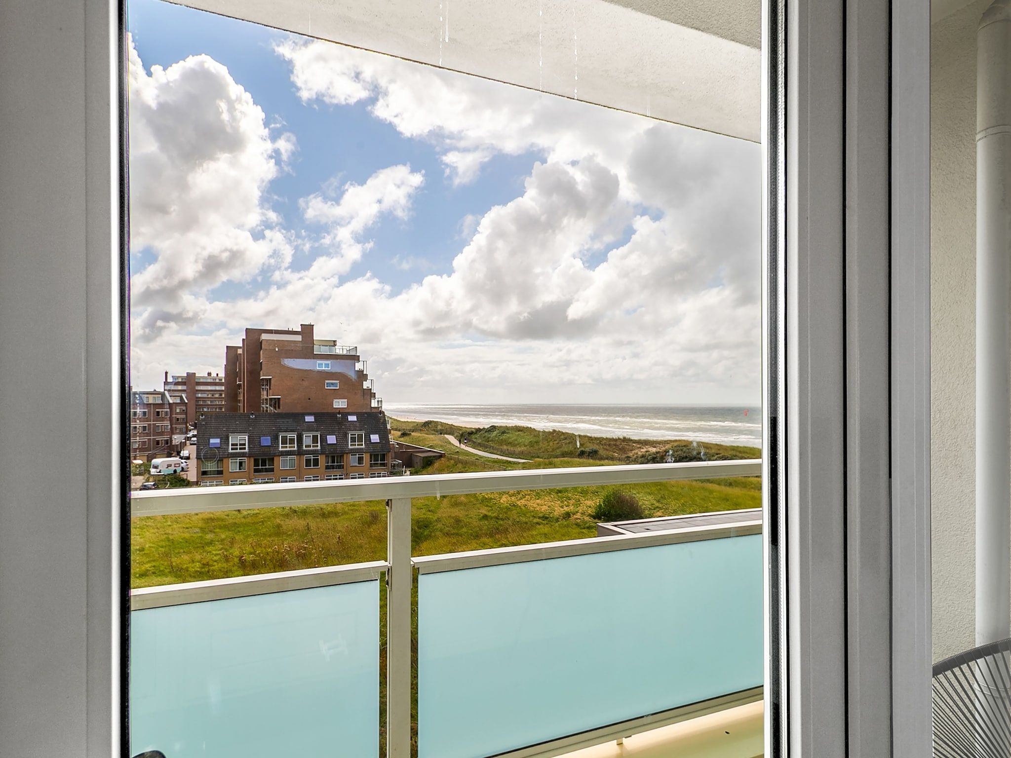 Het terras van Vitamine Zee in Egmond aan Zee