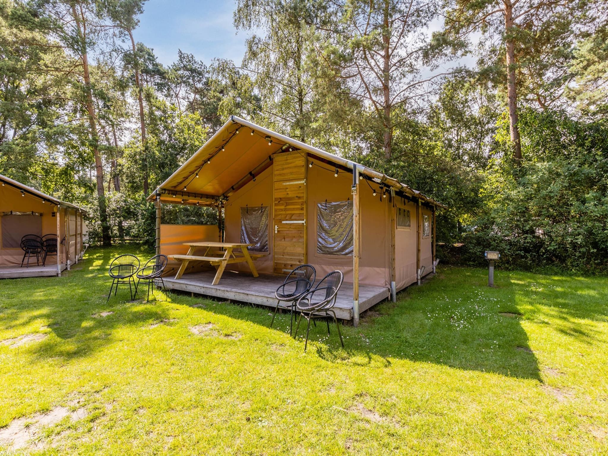 De buitenkant van Vakantiepark de Katjeskelder 19 in Oosterhout