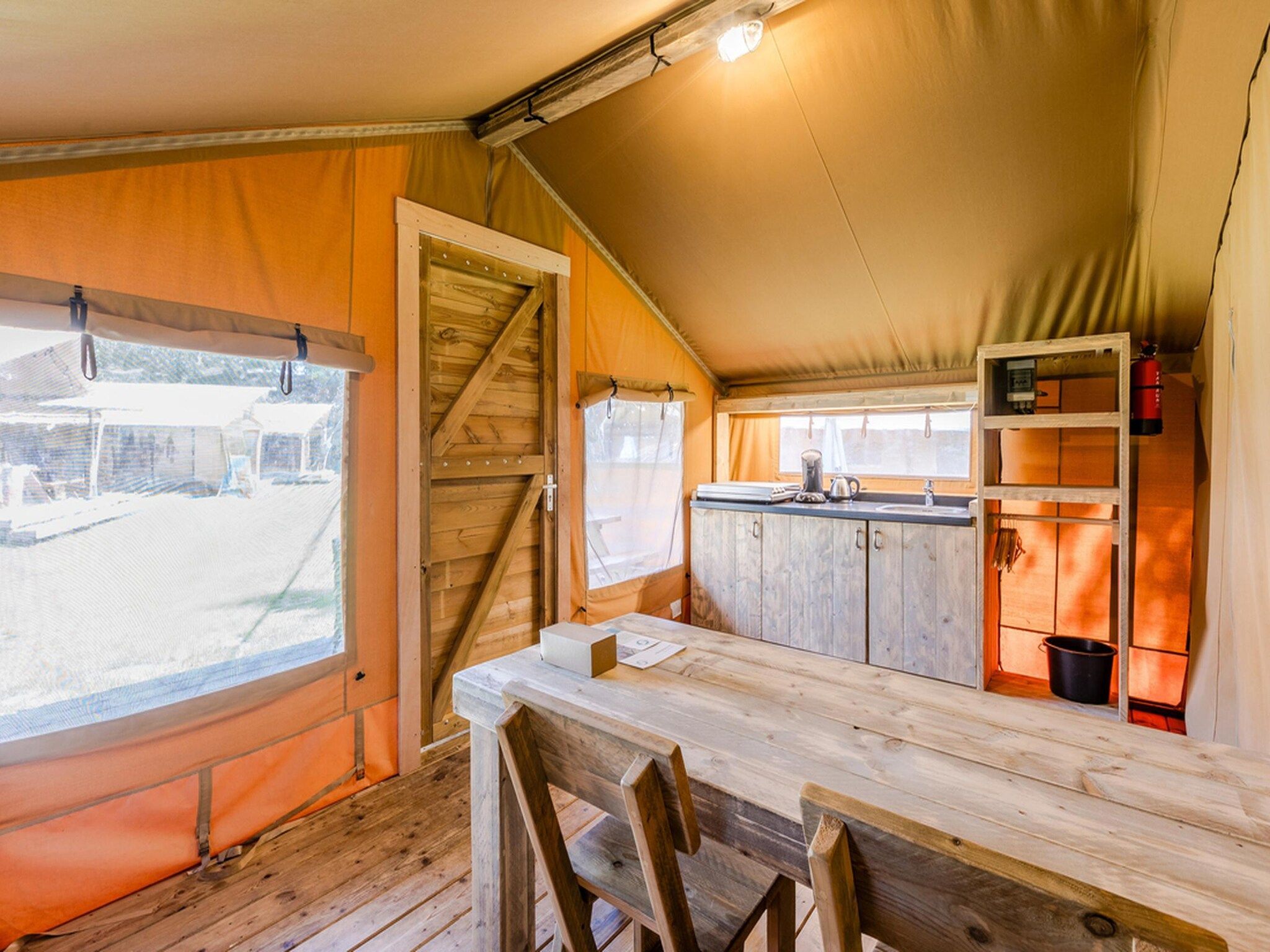 De woonkamer van Vakantiepark de Katjeskelder 19 in Oosterhout