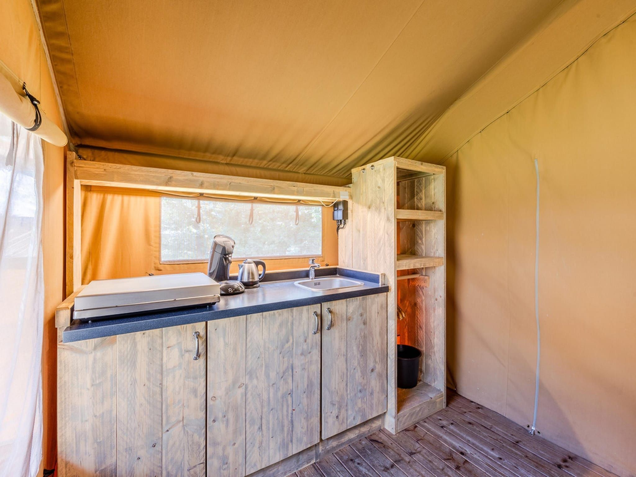 De keuken van Vakantiepark de Katjeskelder 19 in Oosterhout