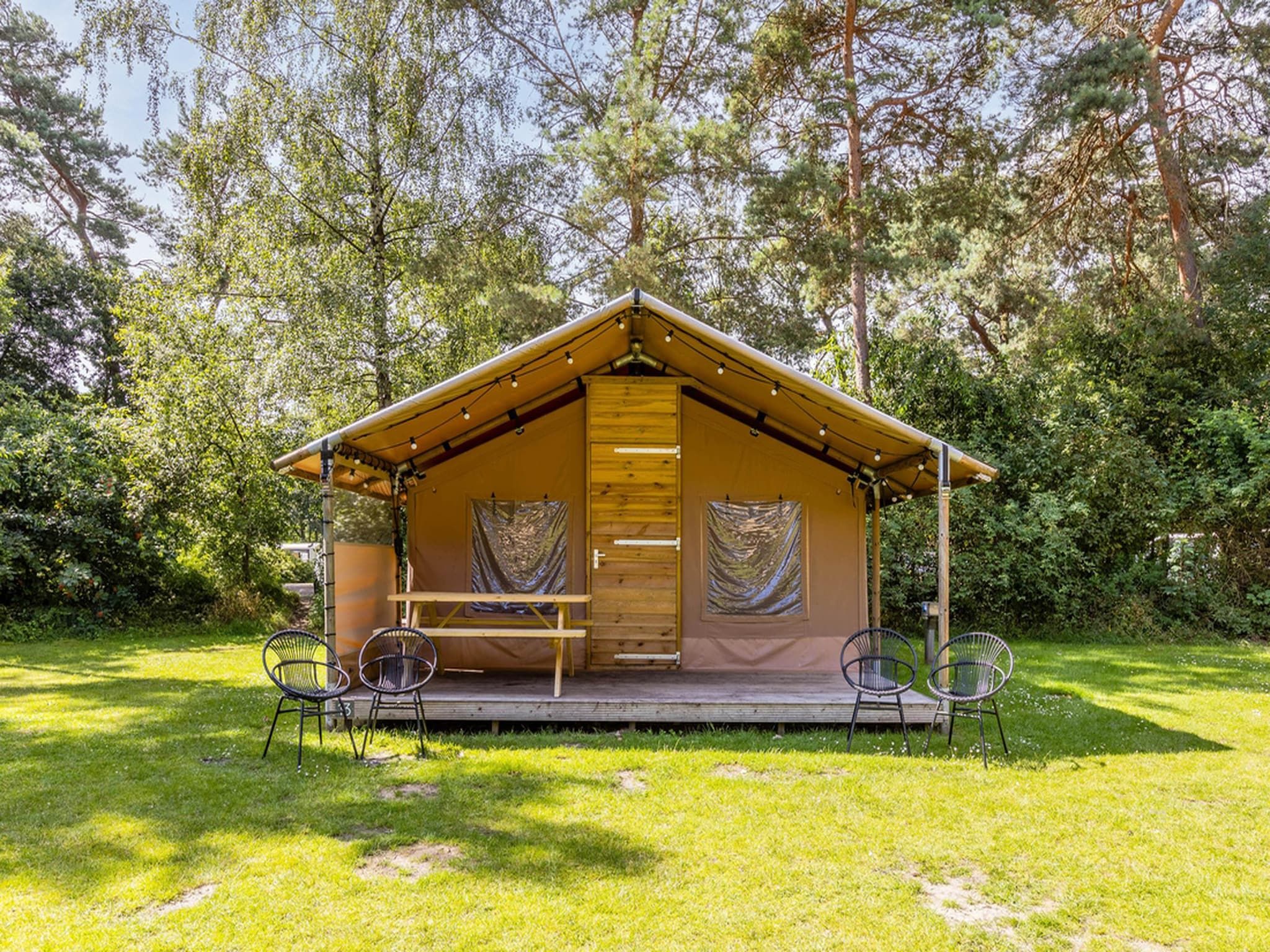 De buitenkant van Vakantiepark de Katjeskelder 19 in Oosterhout