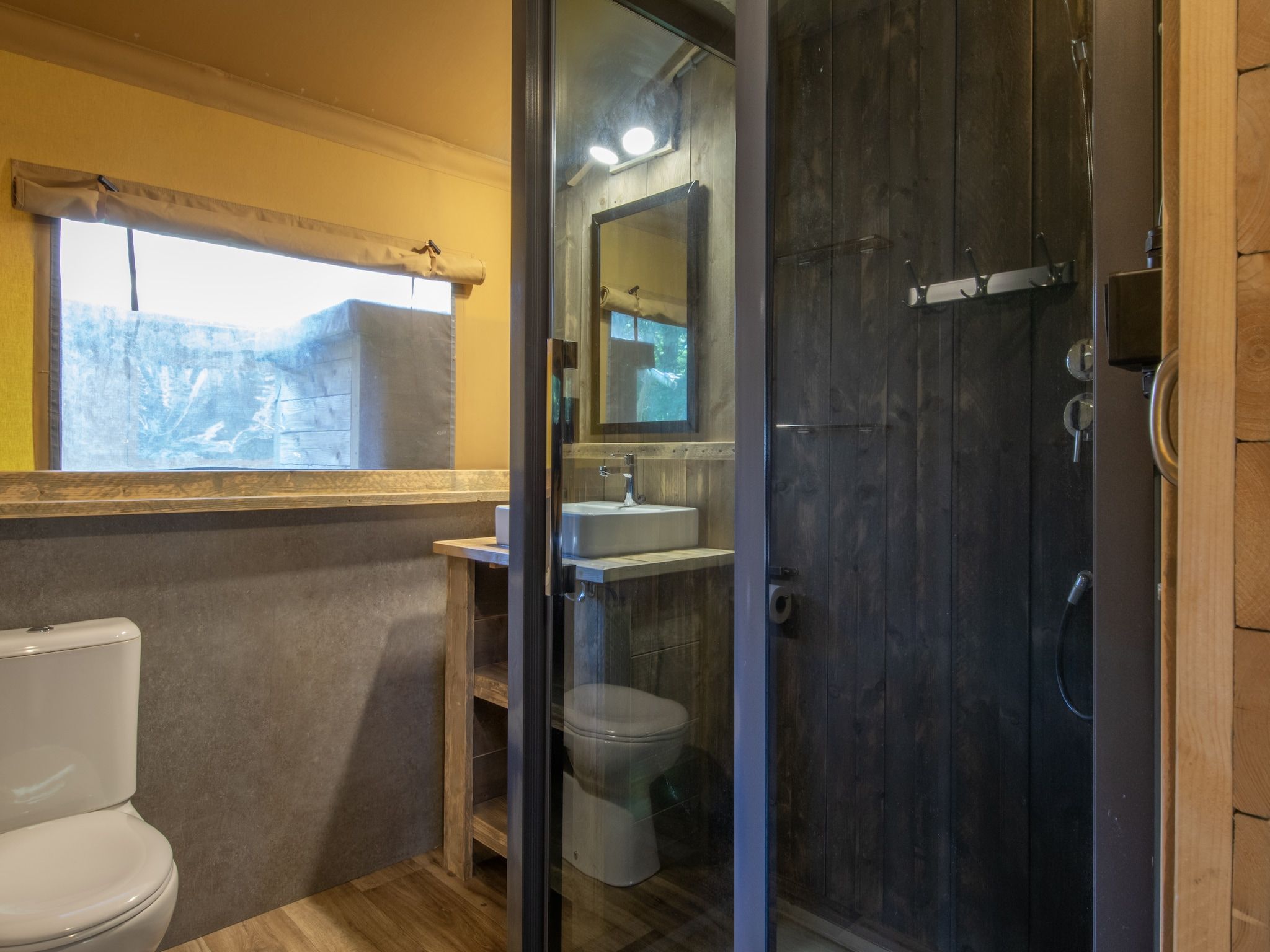 De badkamer van Vakantiepark Klein Vink 21 in Arcen