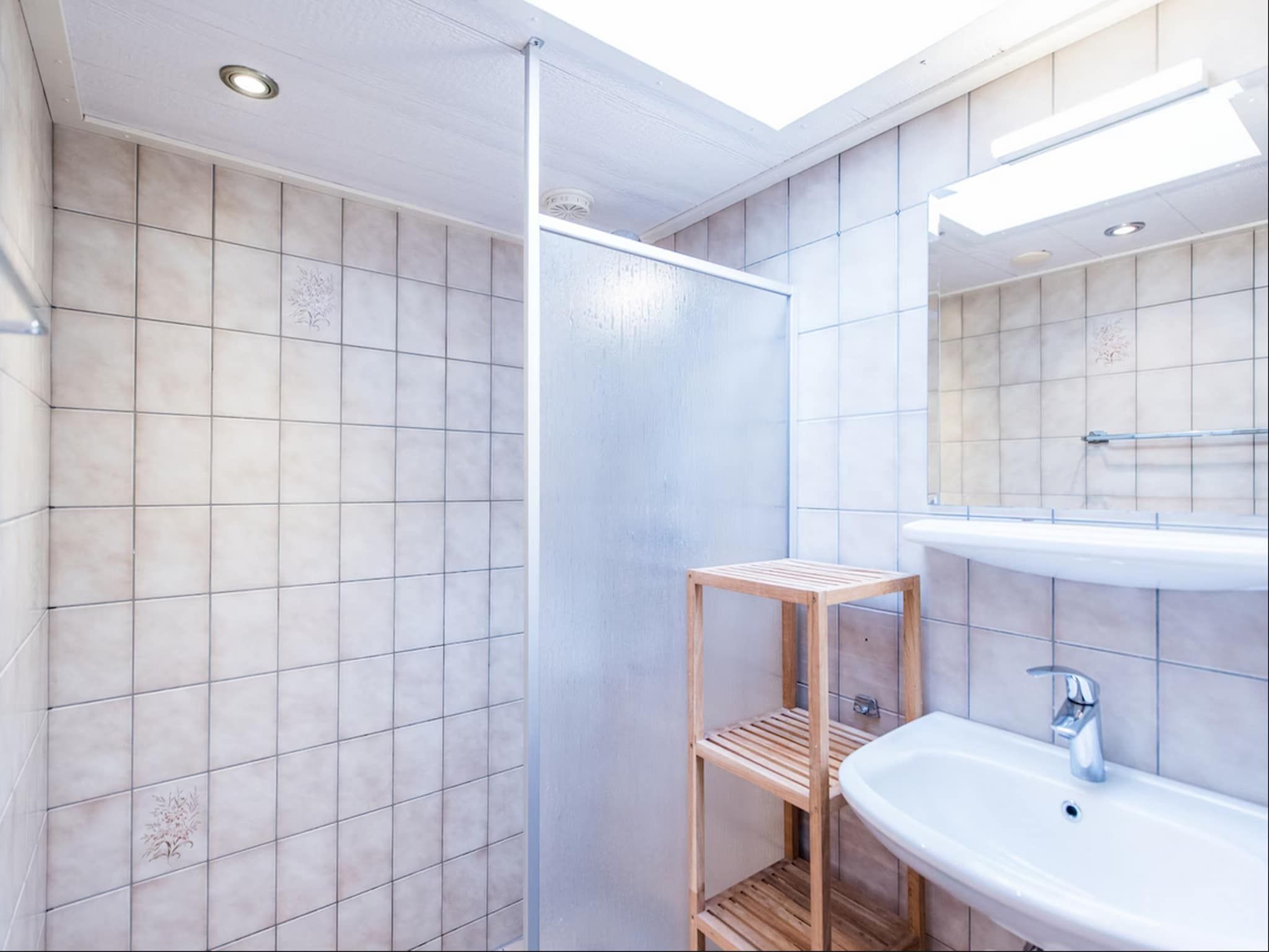 De badkamer van Vakantiepark Boomhiemke 16 in Hollum