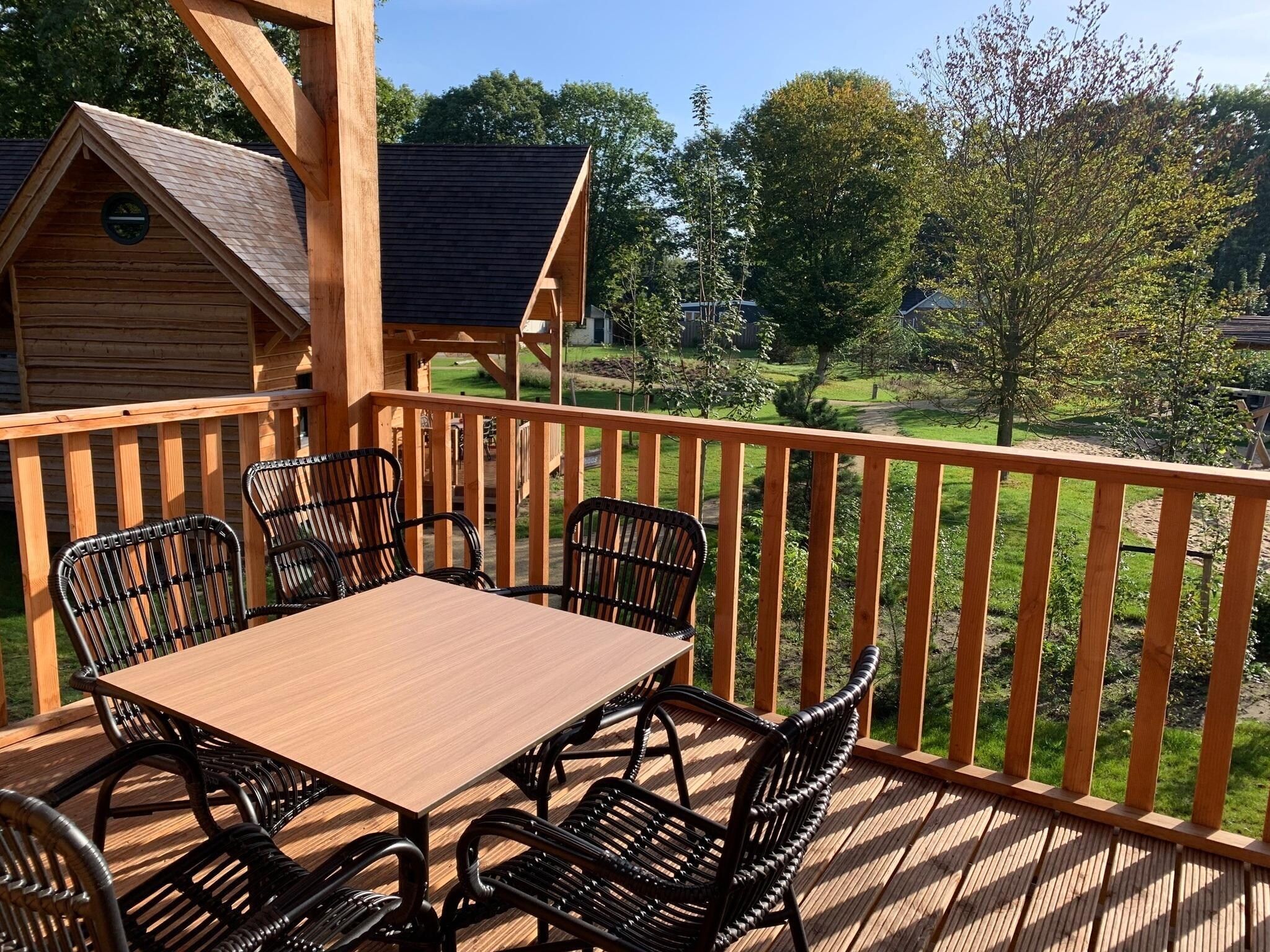 Het terras van Vakantiepark Sandberghe 12 in Uden